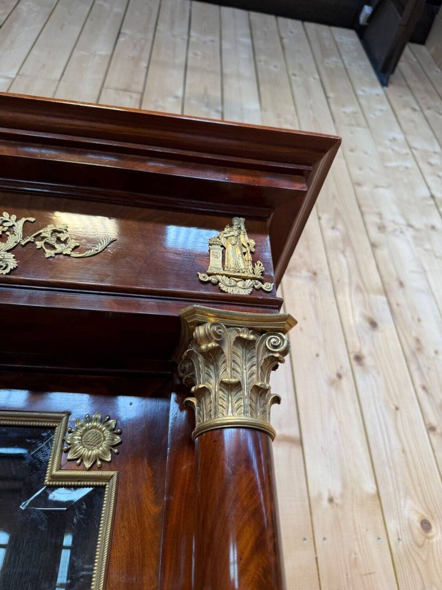 Display cabinet with two doors – Empire period – Mahogany veneer, bronze fittings