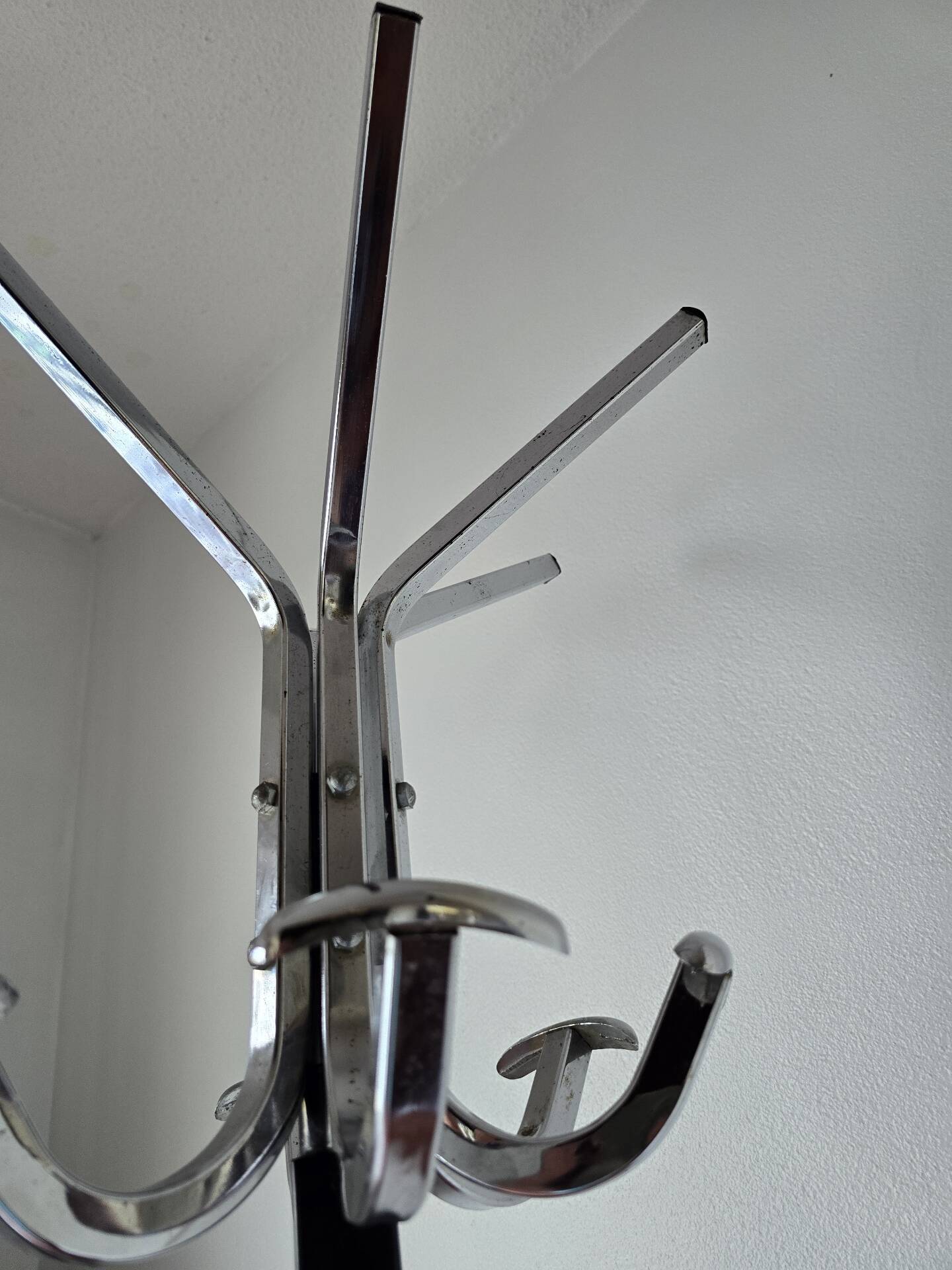 Chrome parrot coat rack with swivel head on a gas lift.