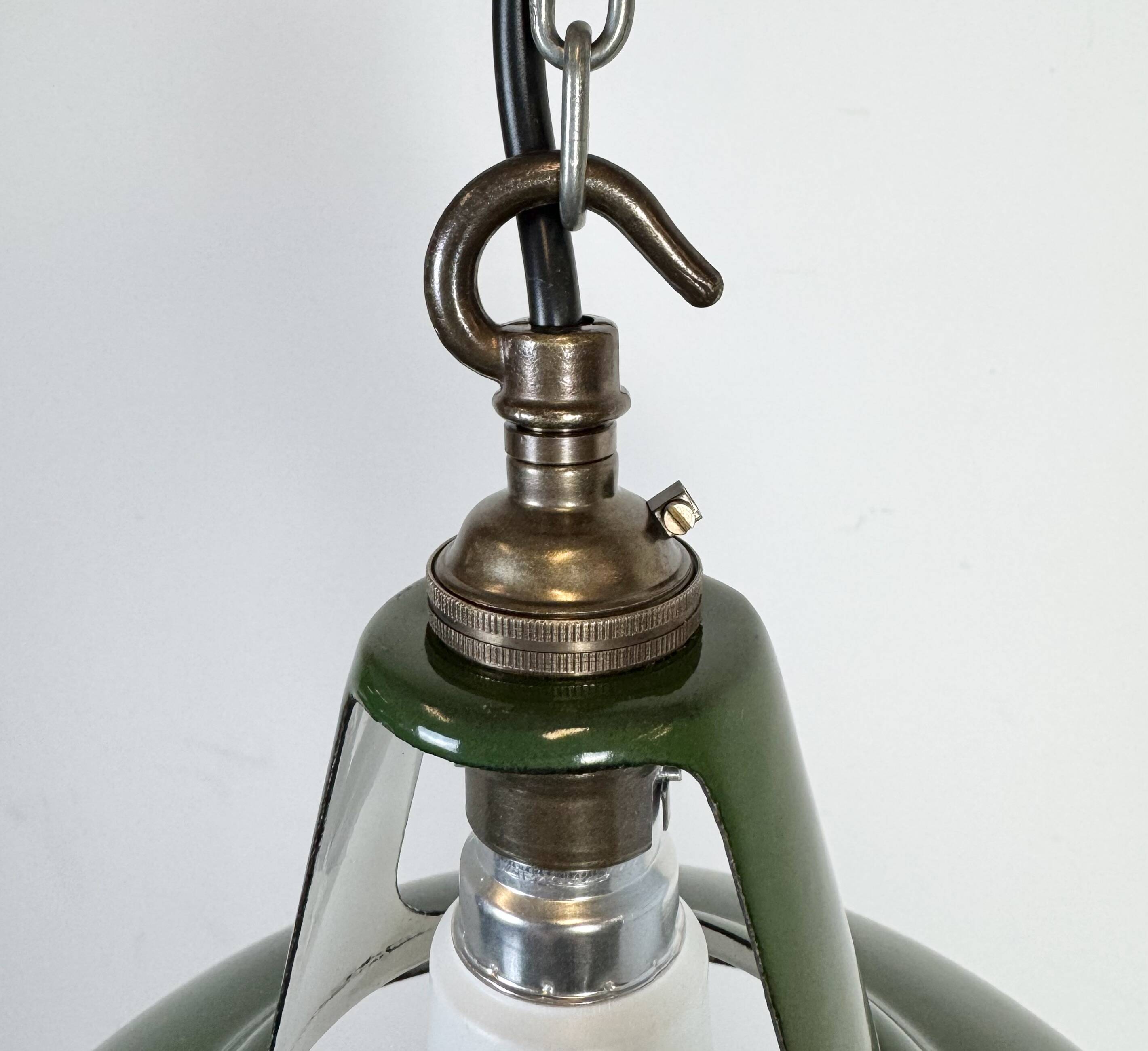 Suspension industrielle en émail vert de Coolicon, années 1950