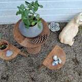 Peestal table and 2 tripod stools