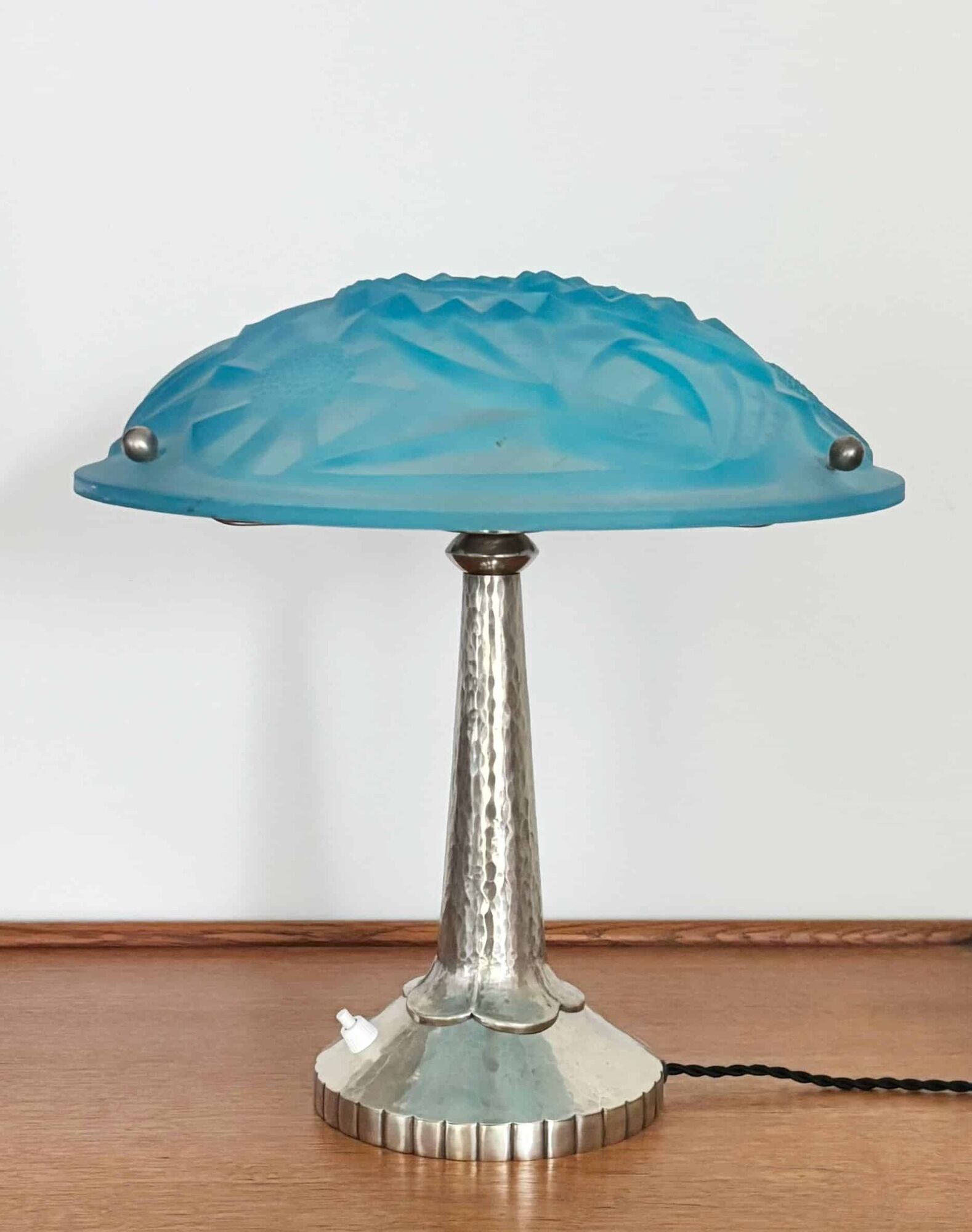 Art Deco table lamp, hammered metal base, glass shade, Degué, France, 1920-30s