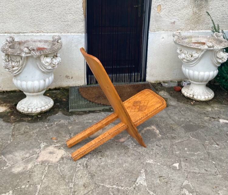 Grande chaise Africaine vintage en bois massif sculpté de motifs géométriques