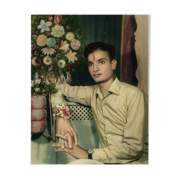 Beau jeune homme absorbé dans ses pensées