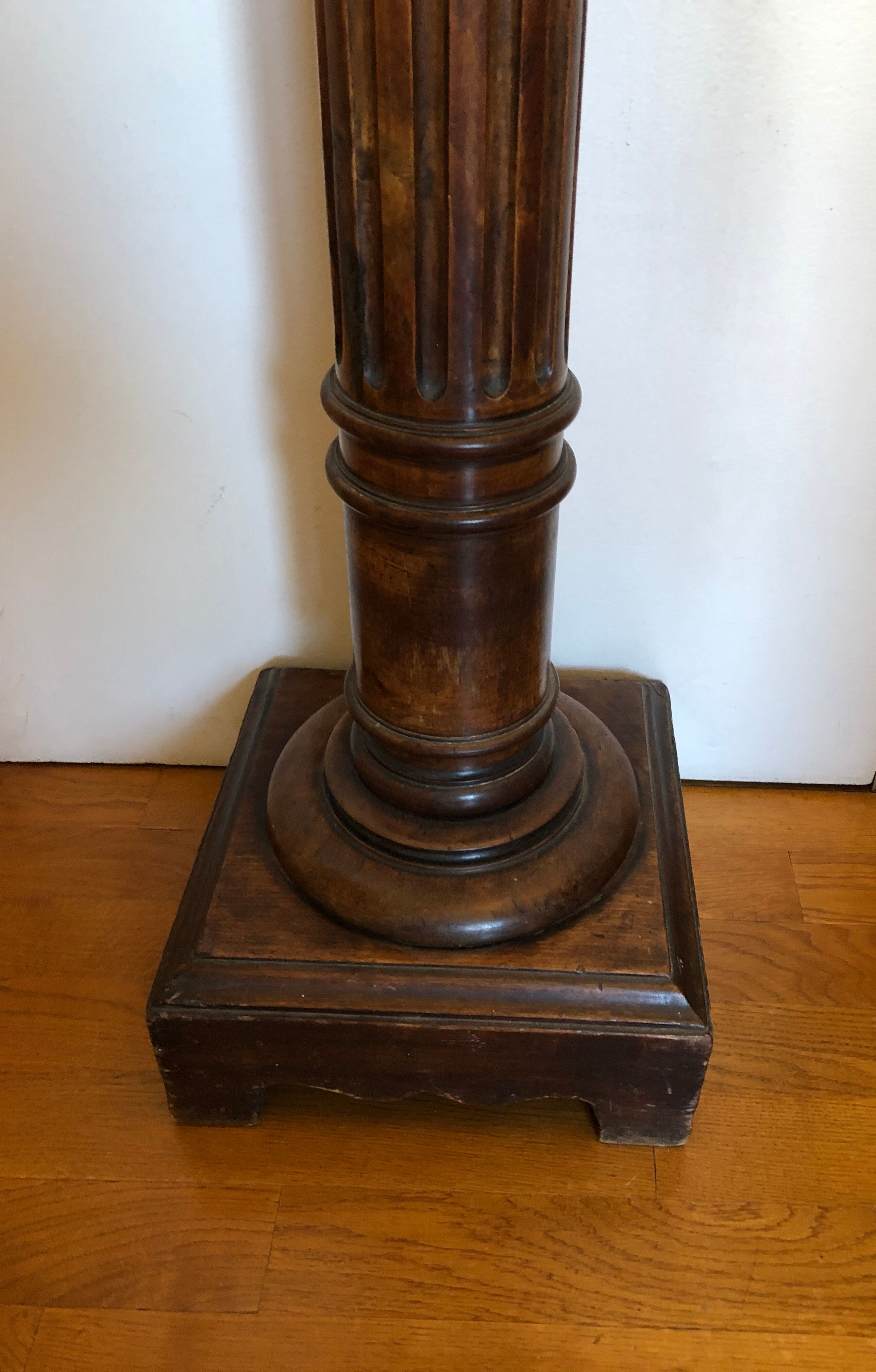 Wooden sellette column