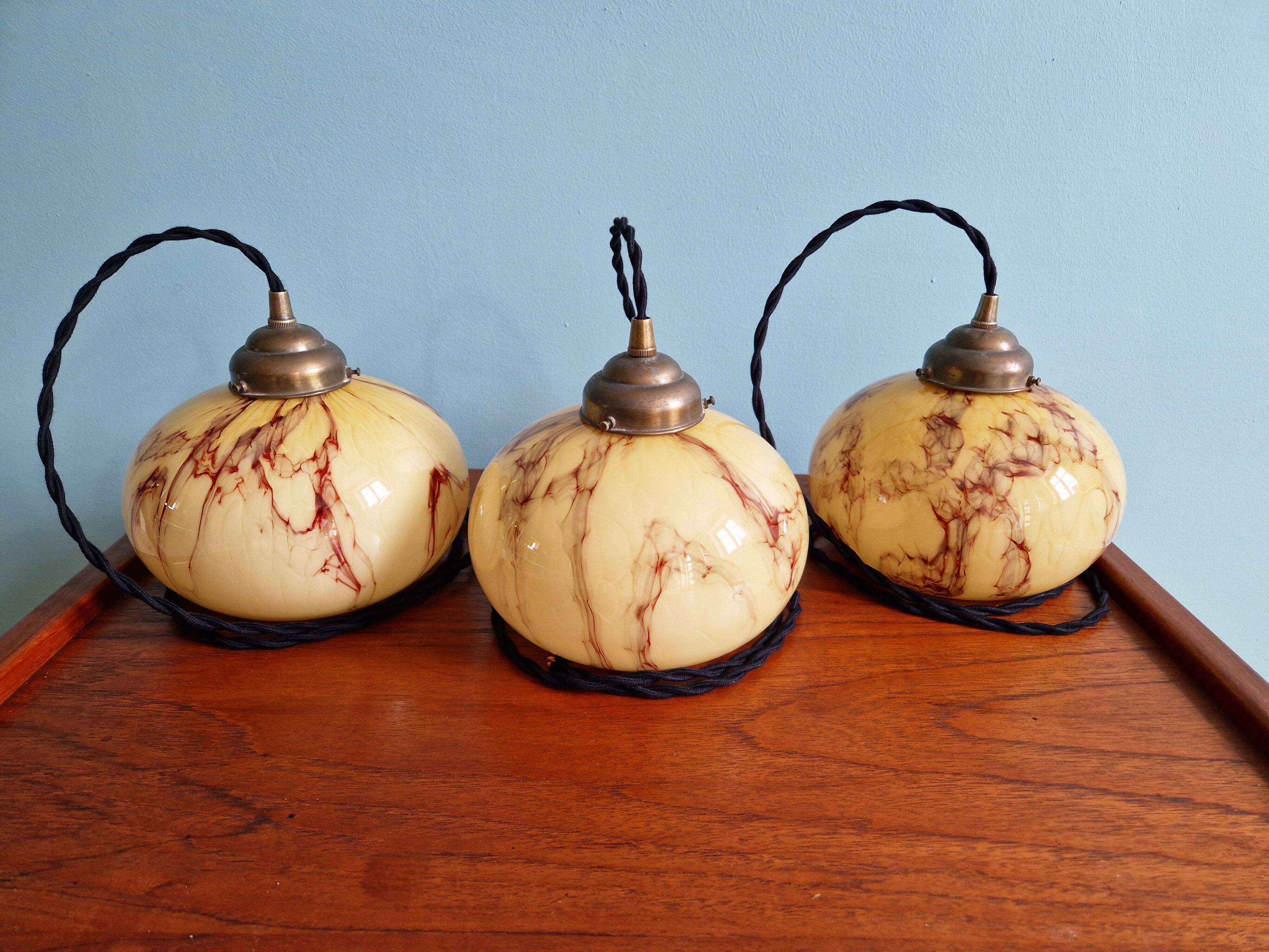 Trio de suspensions art déco en opaline marbrée, Scailmont, 1920-30