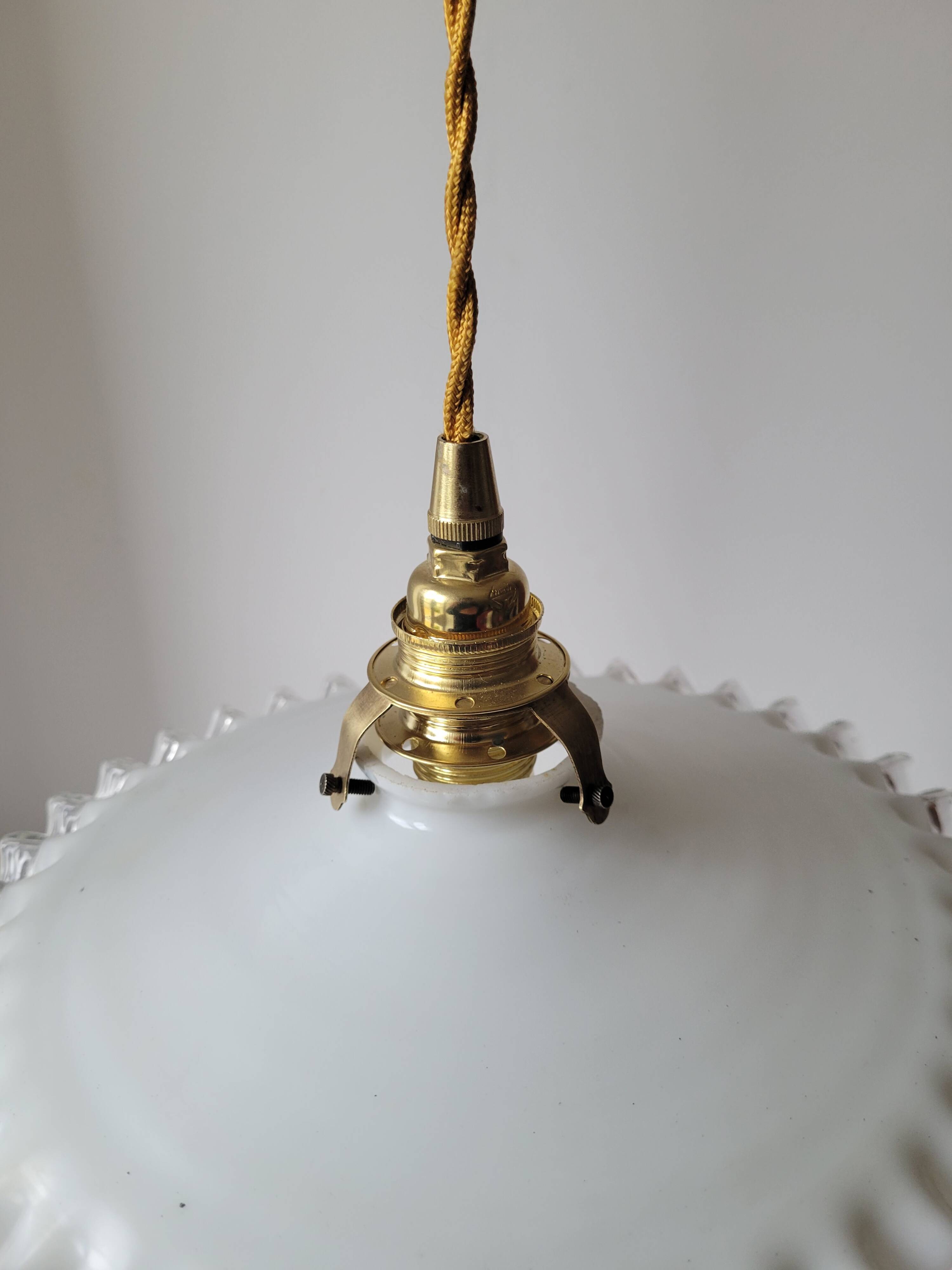 Pendant in serrated opaline