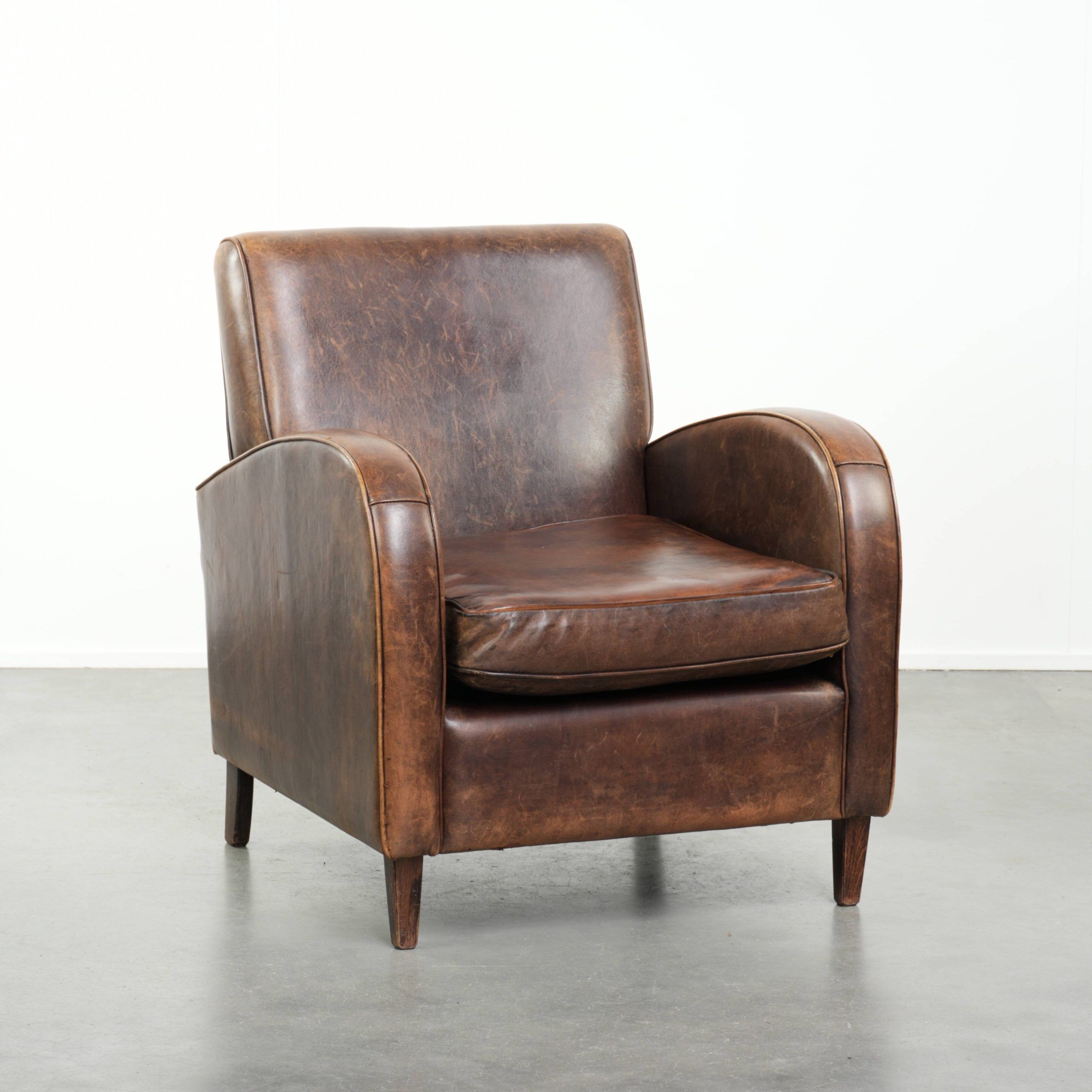 Sheepskin armchair with a timeless design and stunning warm colours