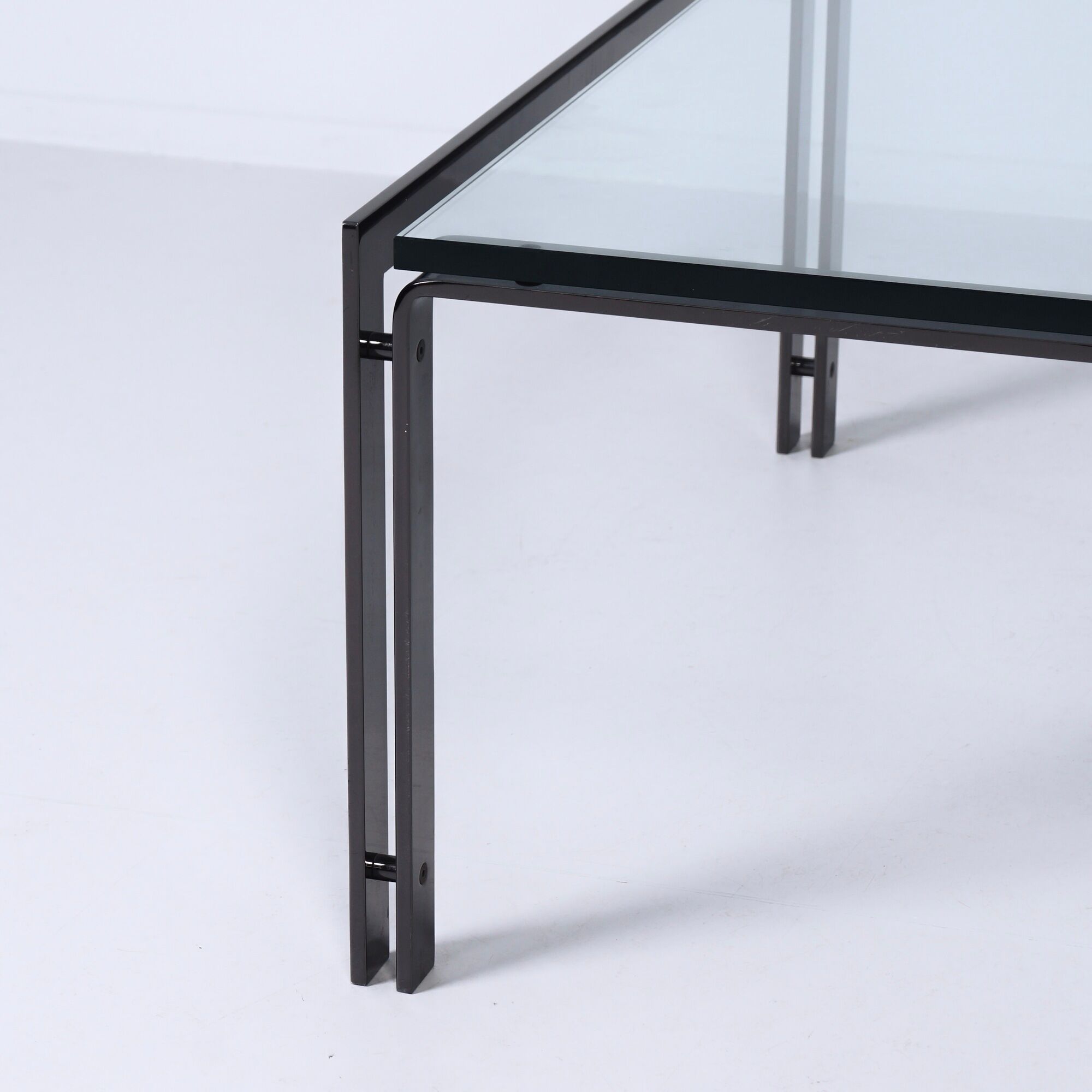 Table basse M1 par Metaform des années 80 en acier inoxydable couleur bronze.