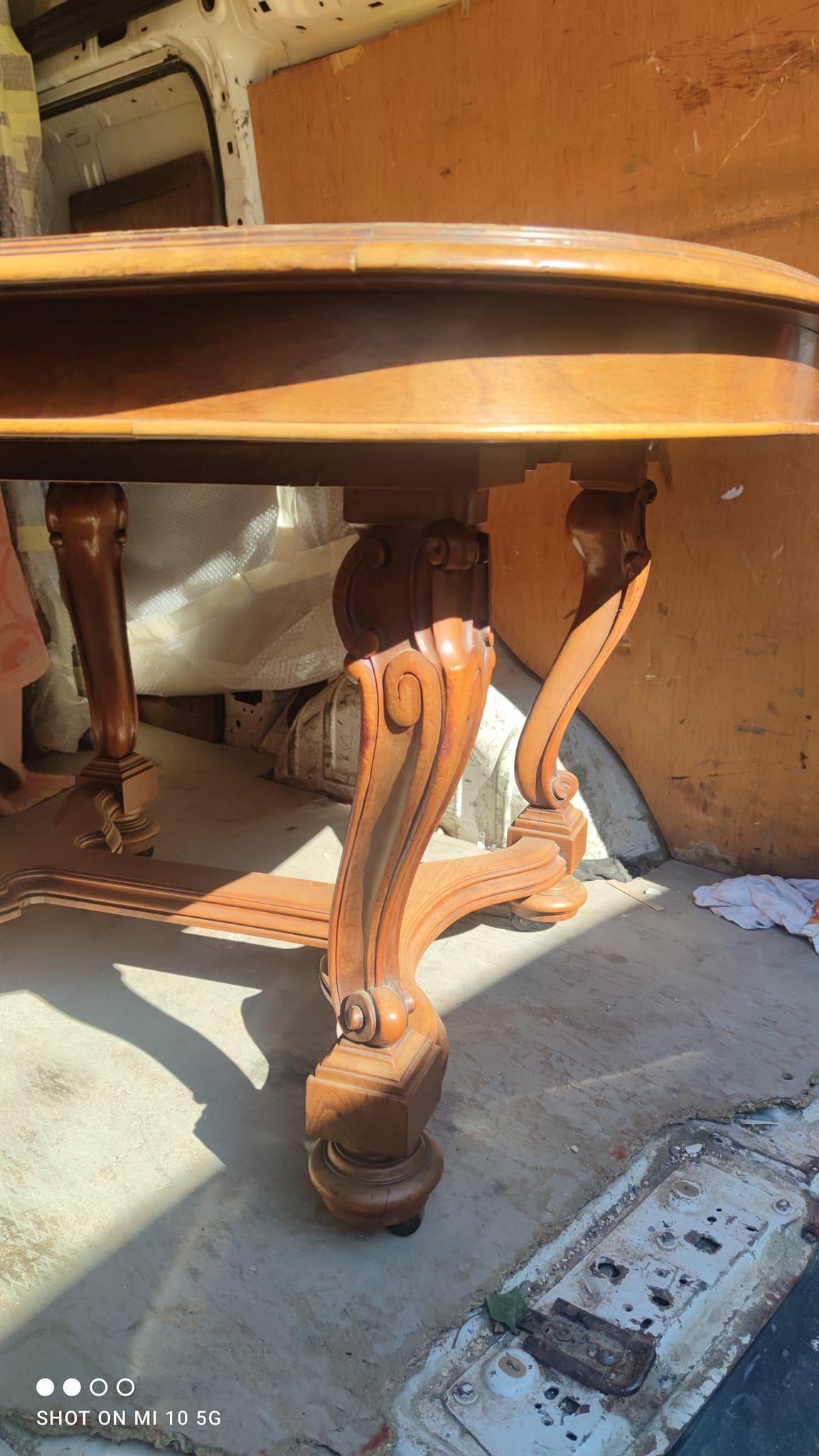 Dining table in solid blond walnut extendable Louis XV style around 1910/20