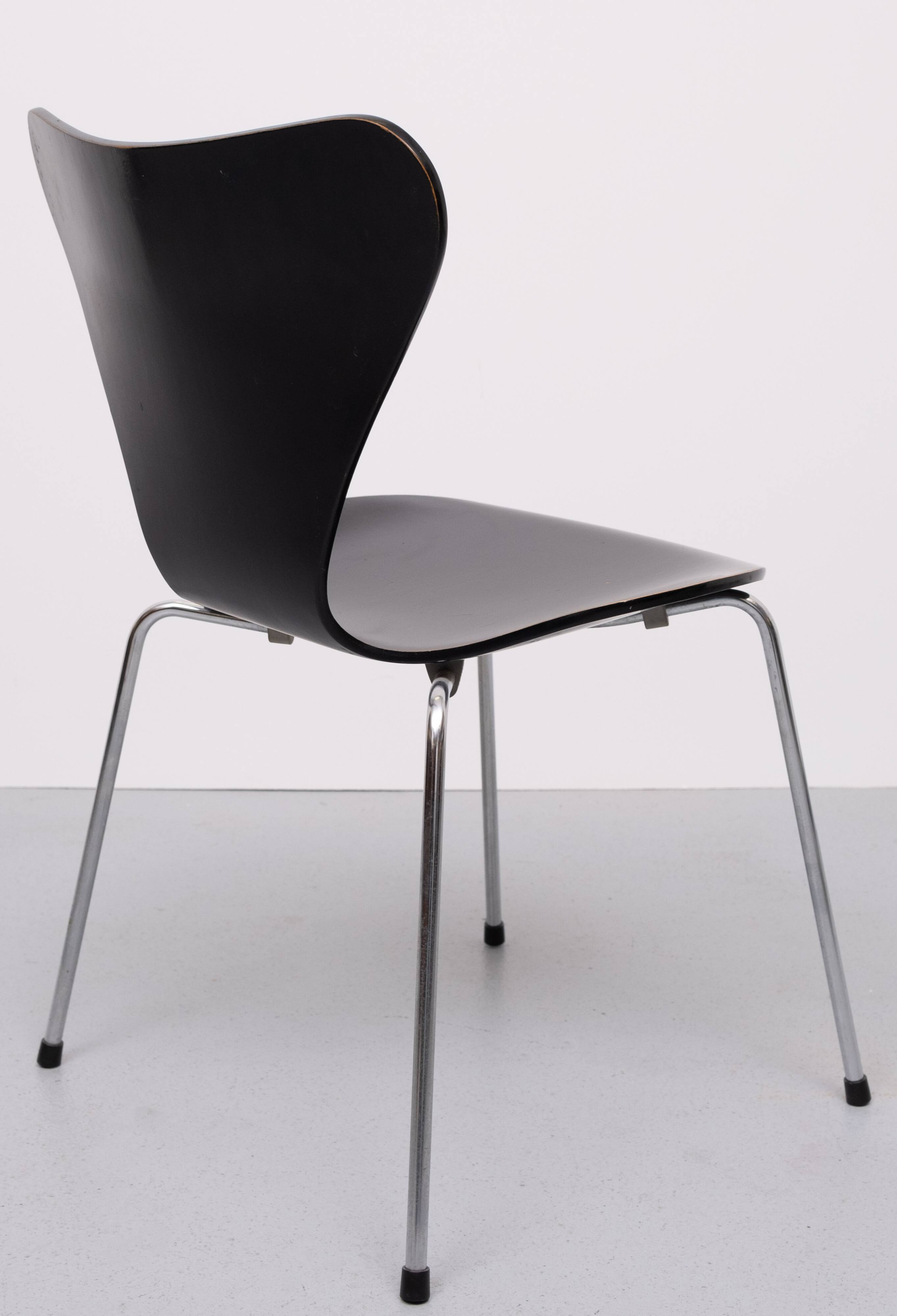 Vintage set of 3107 butterfly chairs designed by Arne Jacobsen for Fritz Hansen.