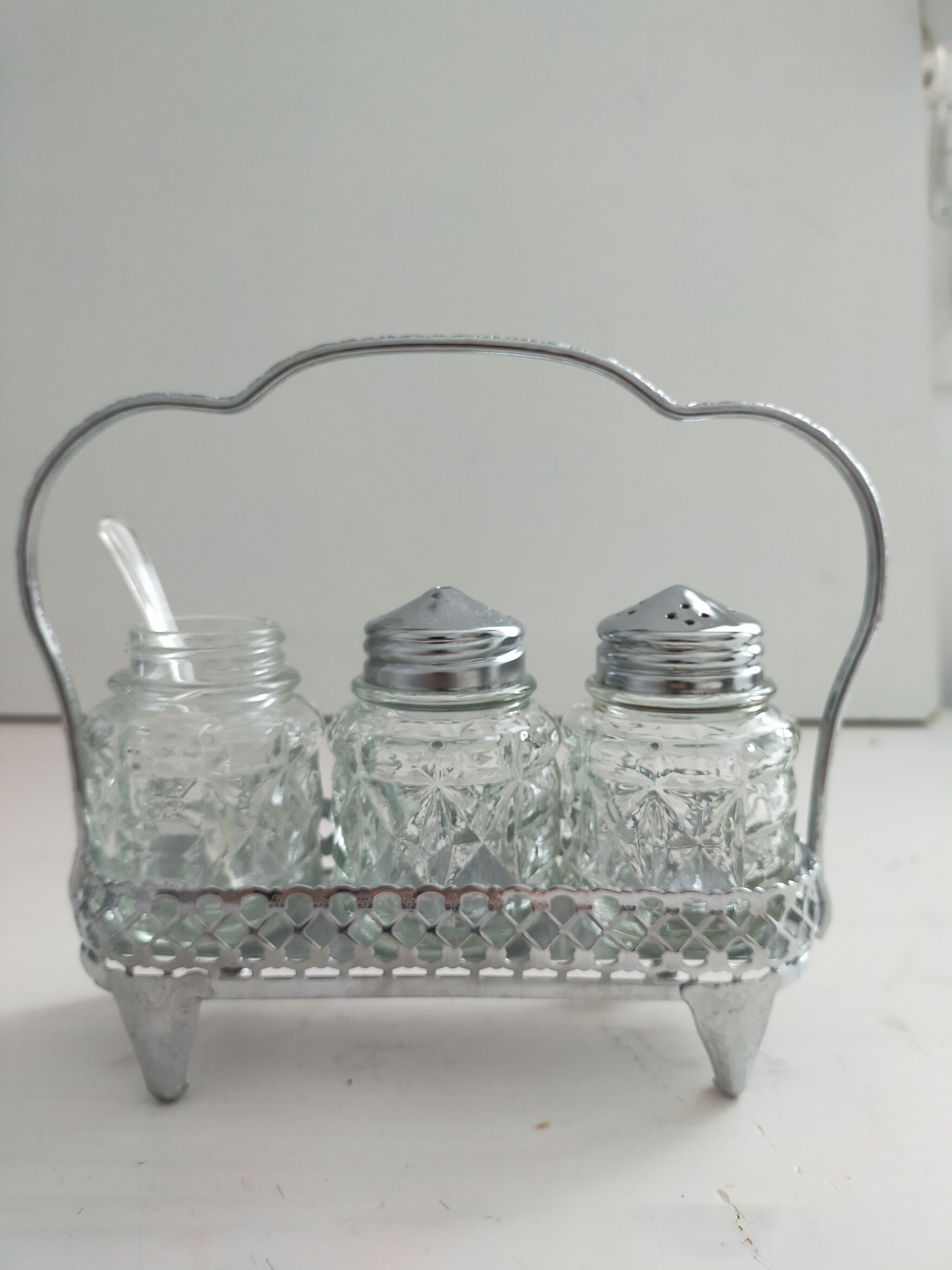 Pepper and mustard salt shaker in silver panière