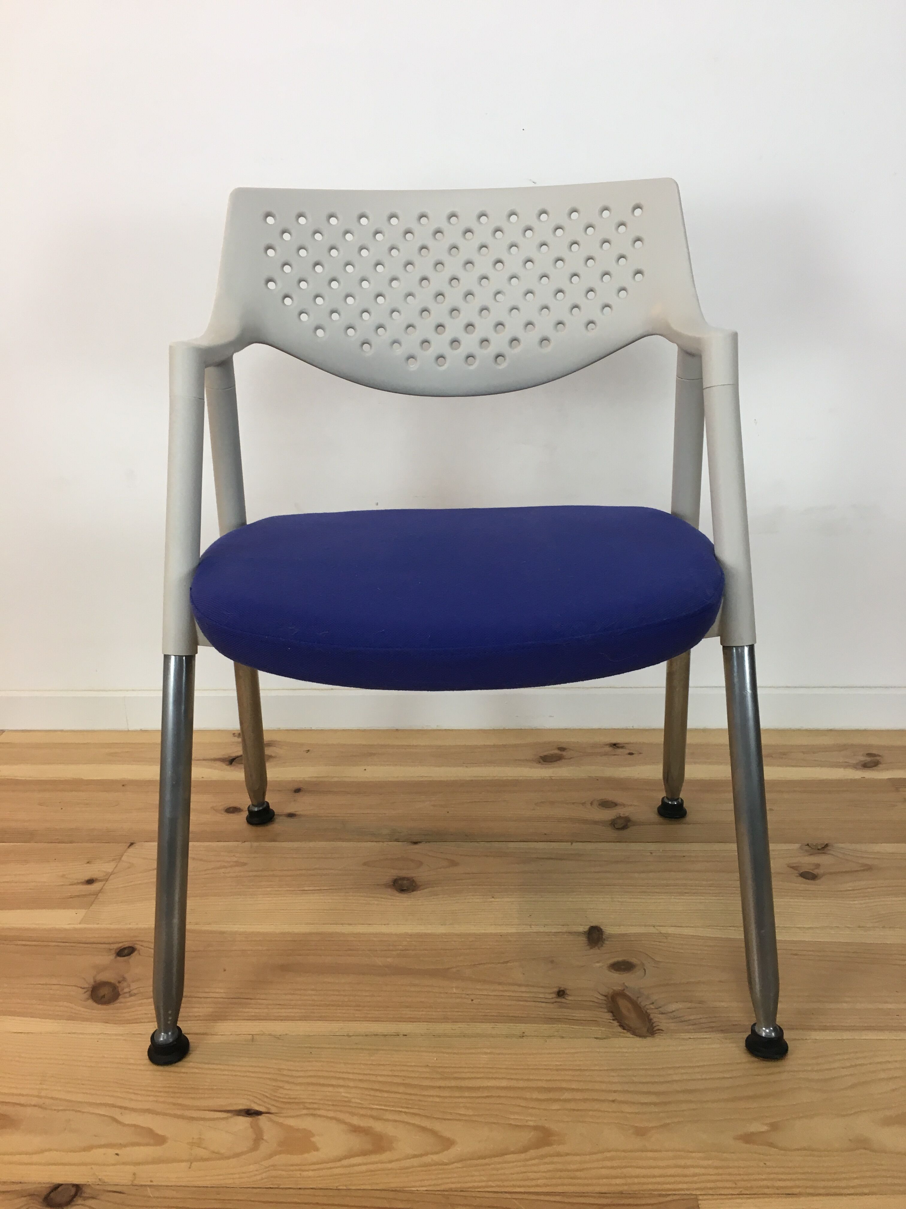 Chaise Vitra blanche et bleue