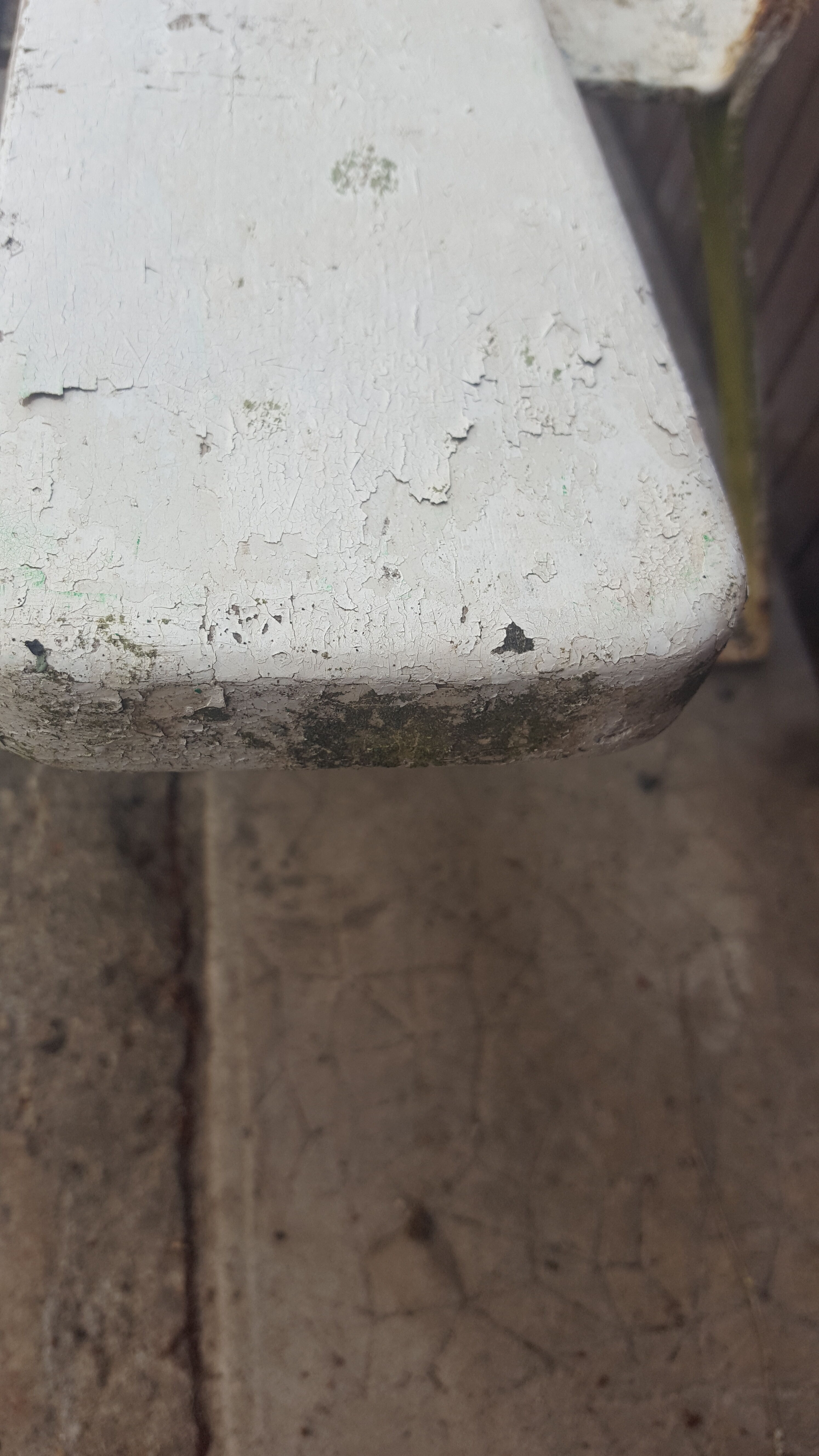 Old school bench white old patina