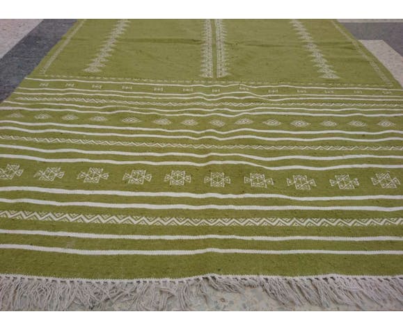 Green and white carpet  220x140cm