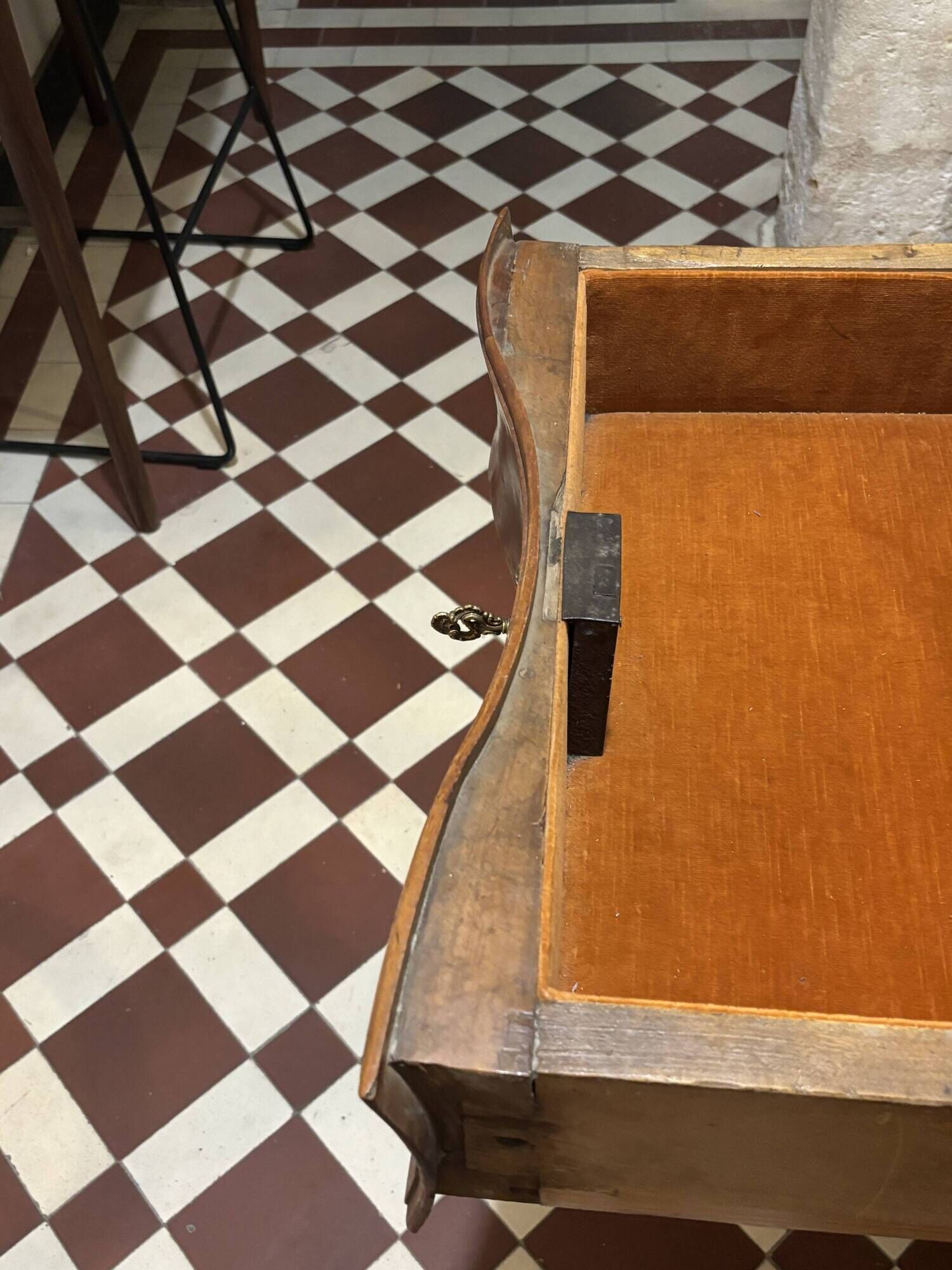 18th-century antique commode in pear wood. Very good condition. Original legs.