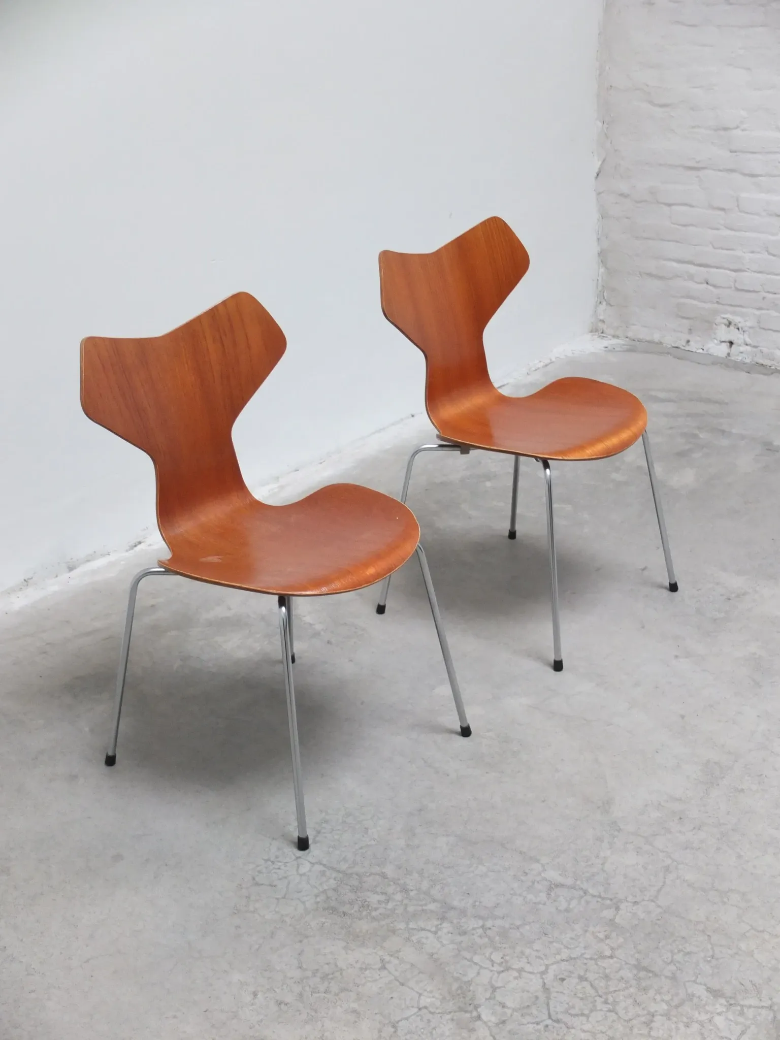 Early pair of 'Grand Prix' chairs by Arne Jacobsen for Fritz Hansen, 1957