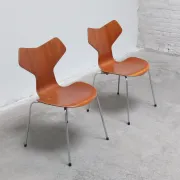 Early pair of 'Grand Prix' chairs by Arne Jacobsen for Fritz Hansen, 1957