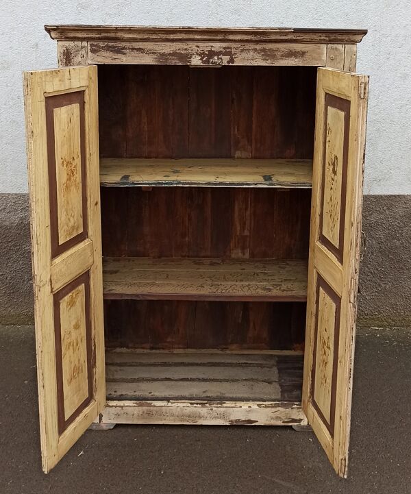 Armoire ancienne en bois façade beige/ jaune pâle