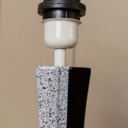 Lampe en céramique noire et blanche - Fabriquée à la main en Italie, lumière de chevet moderne de style Memphis