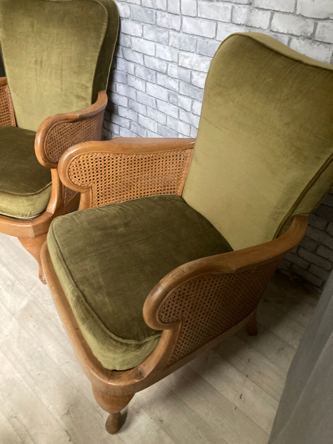 Fauteuils cannage et tissus velours