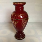 Vase camée et cabochons rouges en verre bordeaux