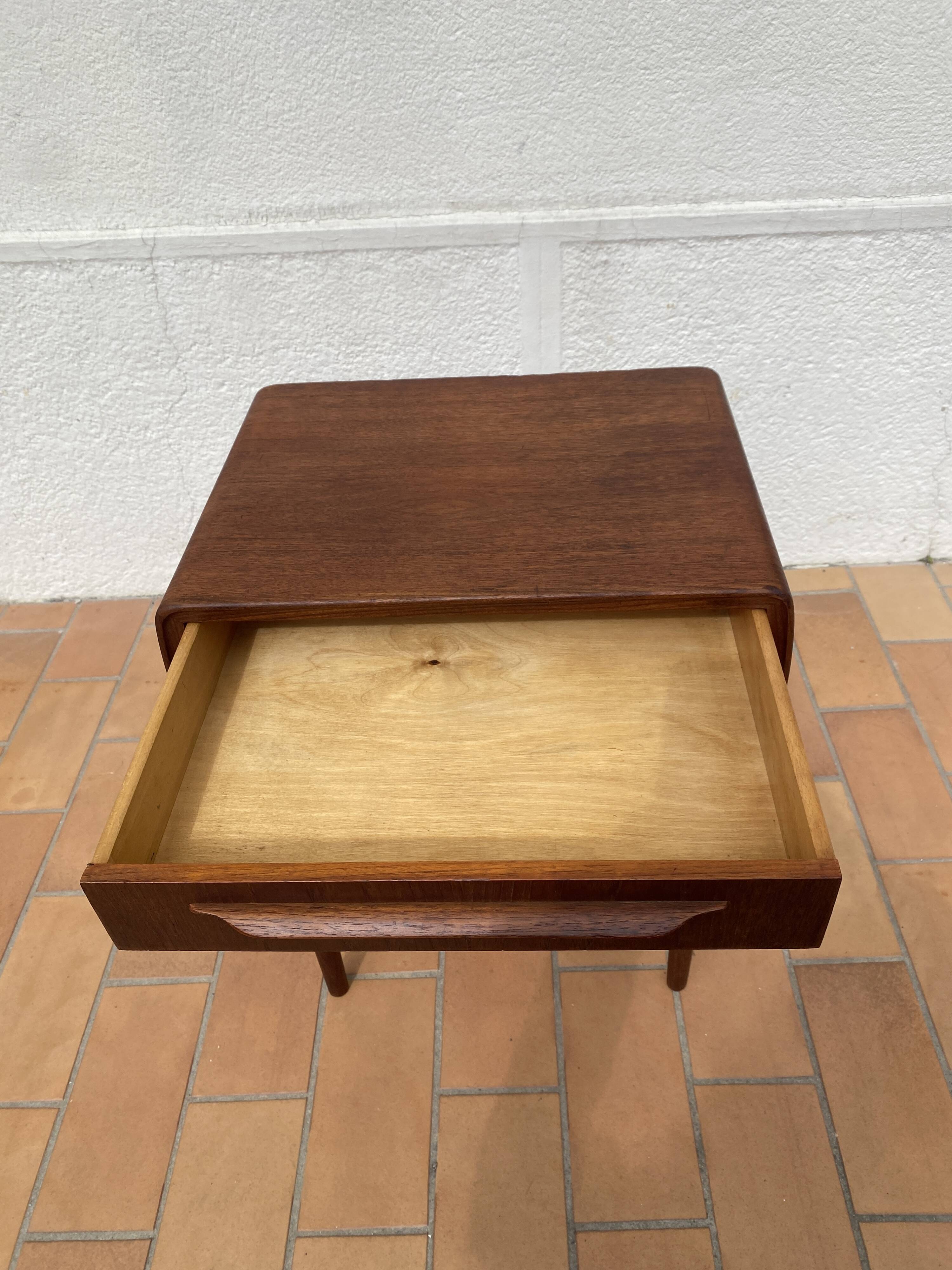 Vintage Scandinavian design bedside table in teak by the Danish Andersen.