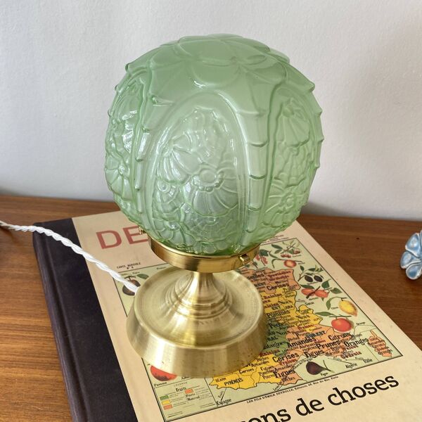 Lampe de table globe en verre art déco ancien moulé vert et pied en laiton