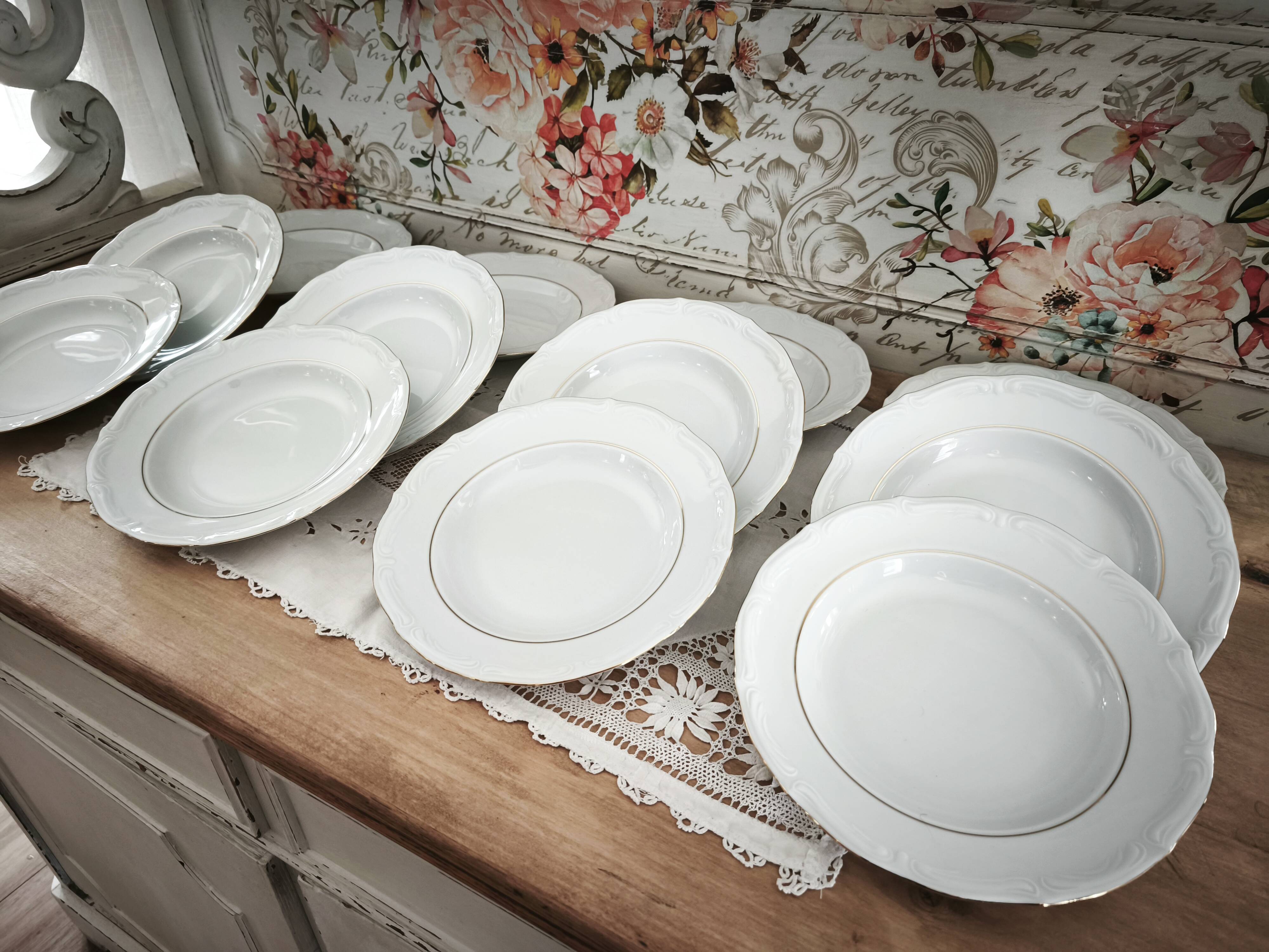 12 deep plates in porcelain with double gold trim.