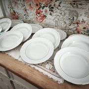12 deep plates in porcelain with double gold trim.