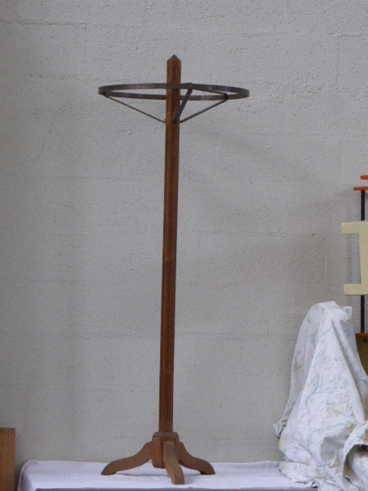 Coat rack in wood and metal