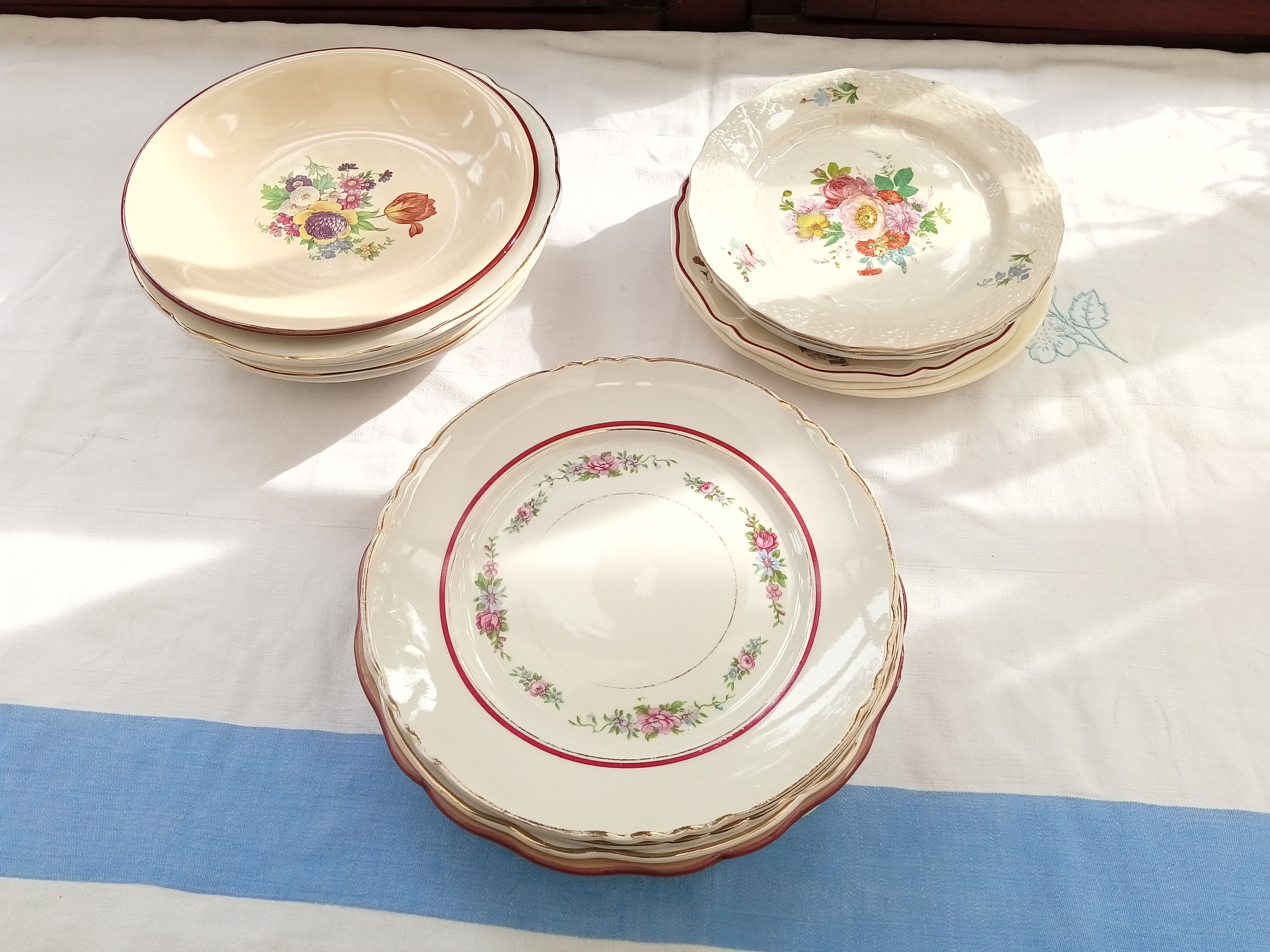 Assorted 18 old flower plates