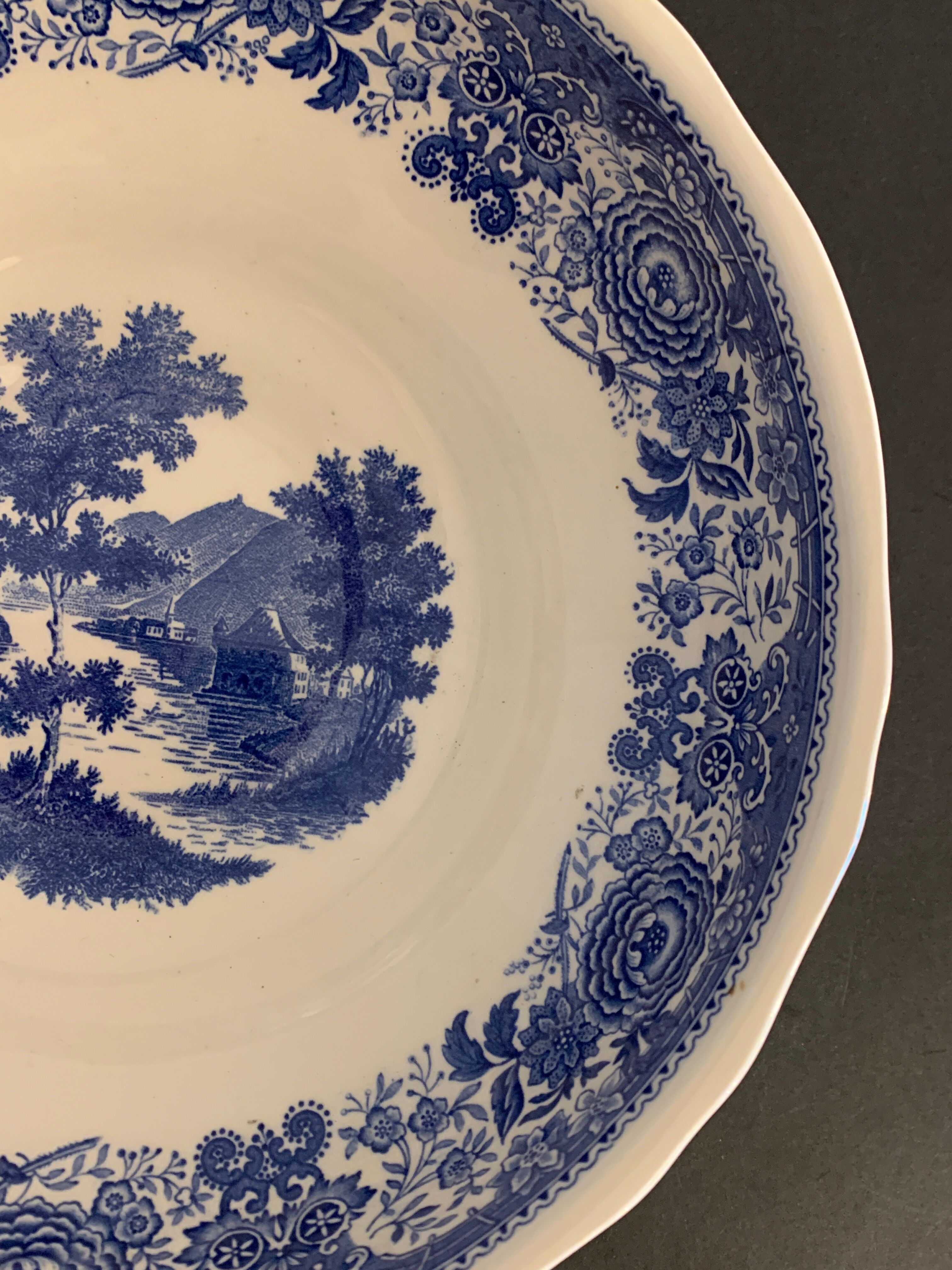Salad bowl in blue and white earthenware, burgenland model of villeroy and boch