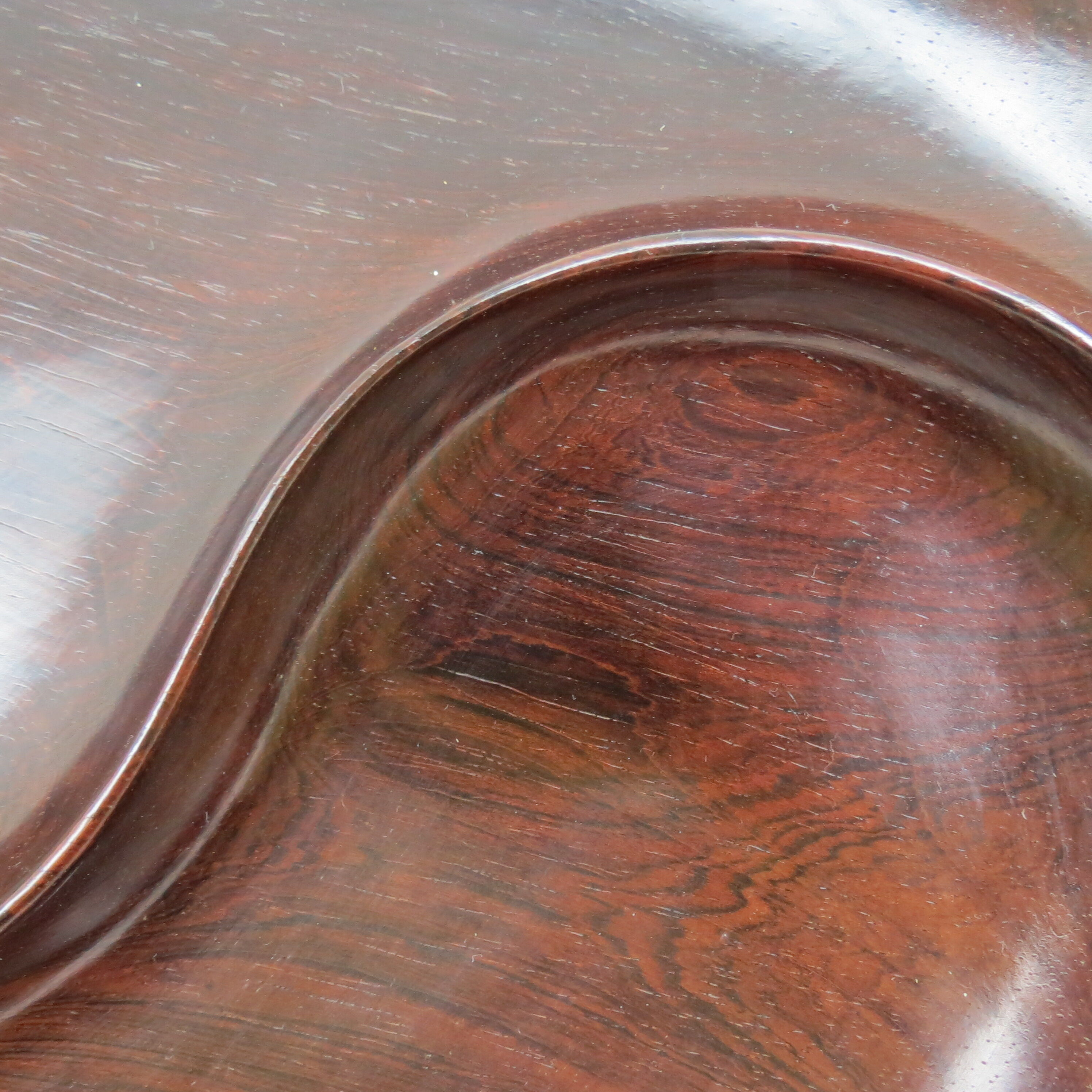 Plat en bois ying yang années 1960