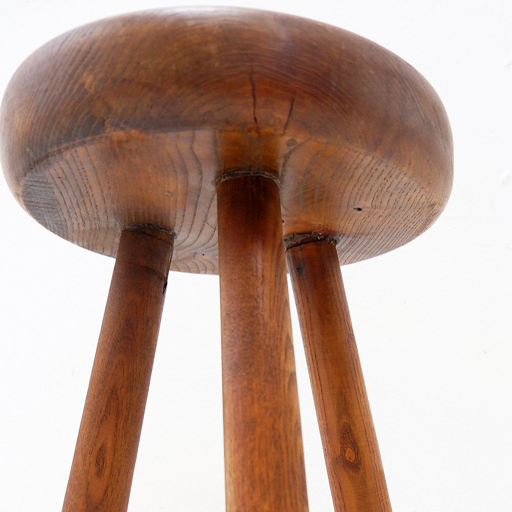 Brutalist tripod stool in solid wood, around 1960.