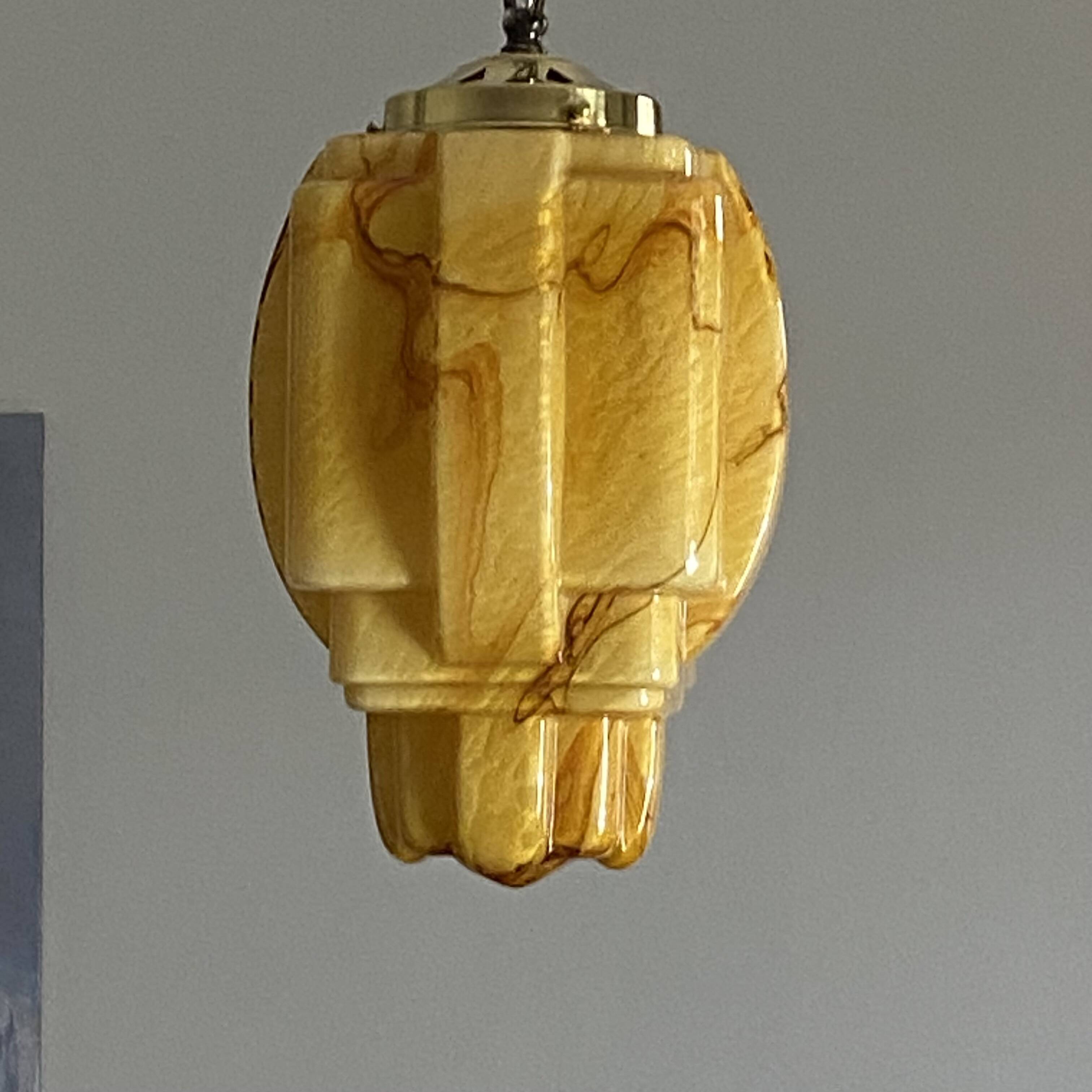 Suspension lustre Art Deco skyscraper in marbled yellow and gold opaline.