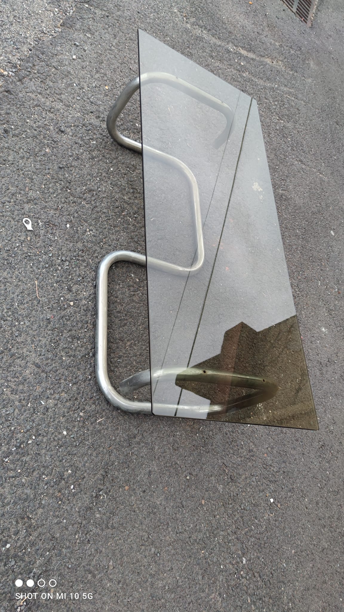 Table basse en acier chromé et verre fumé vers 1970