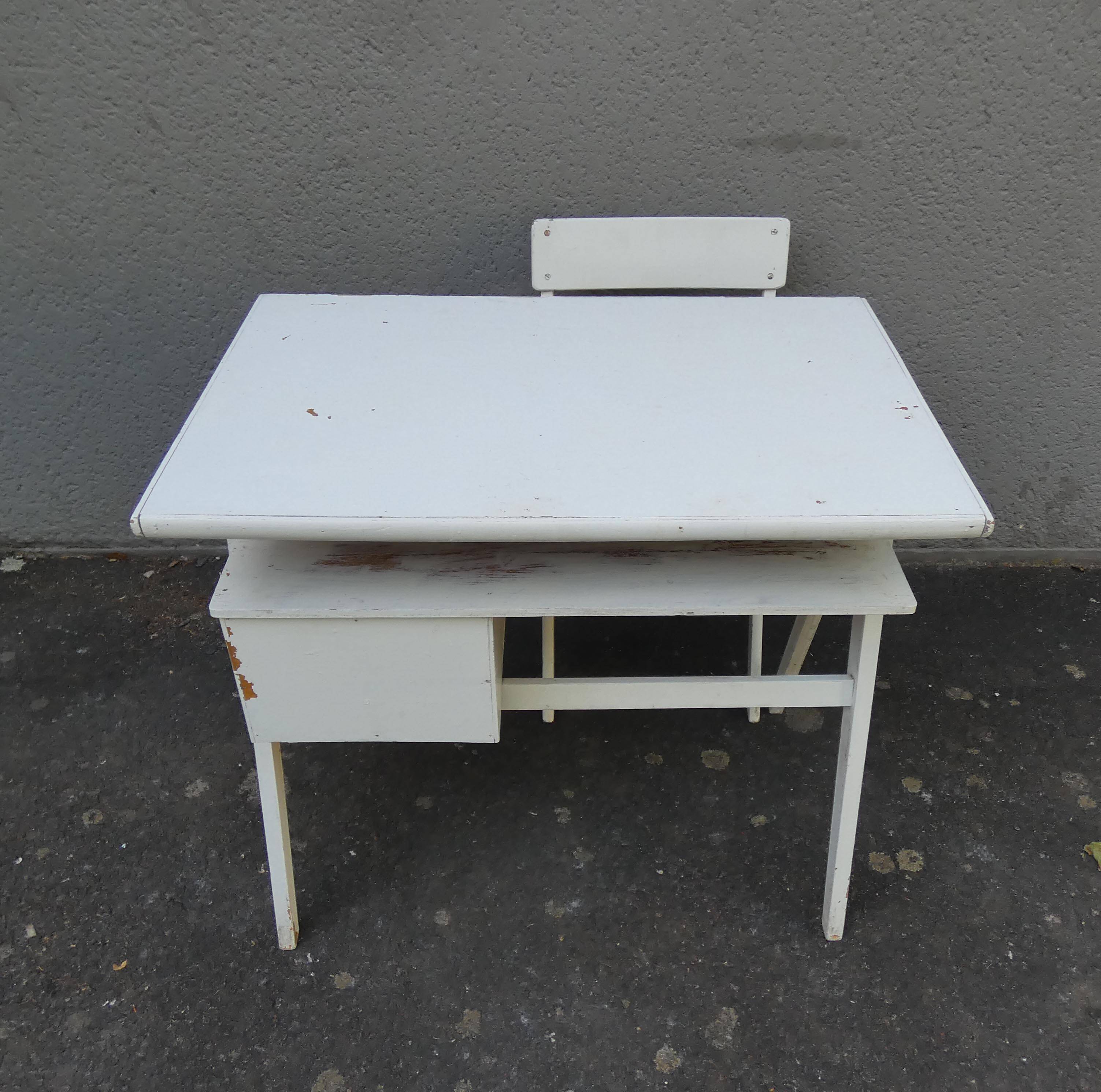 Scandinavian desk with compass legs for children