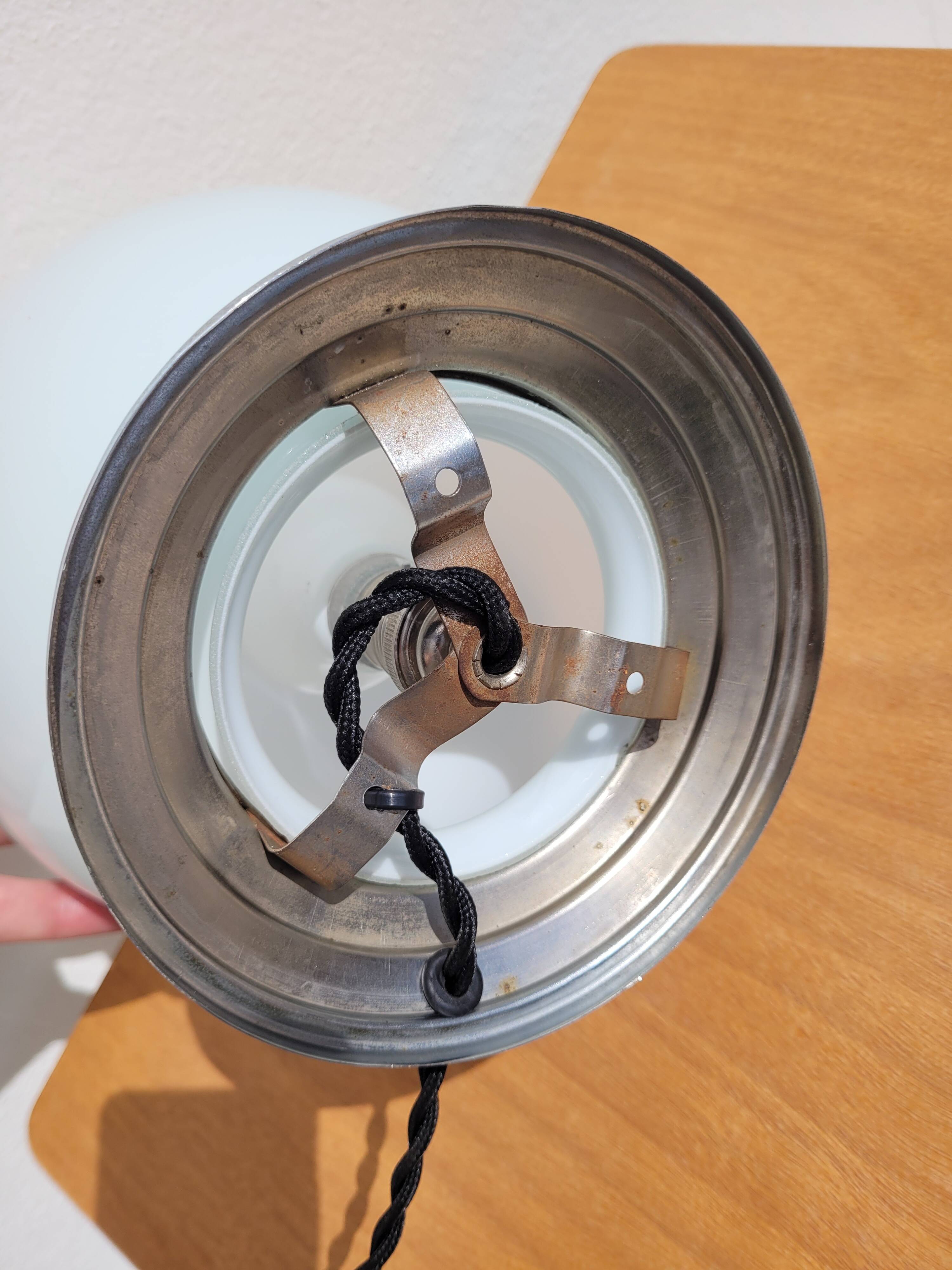 Lampe à poser globe en opaline – Ancien plafonnier années 50
