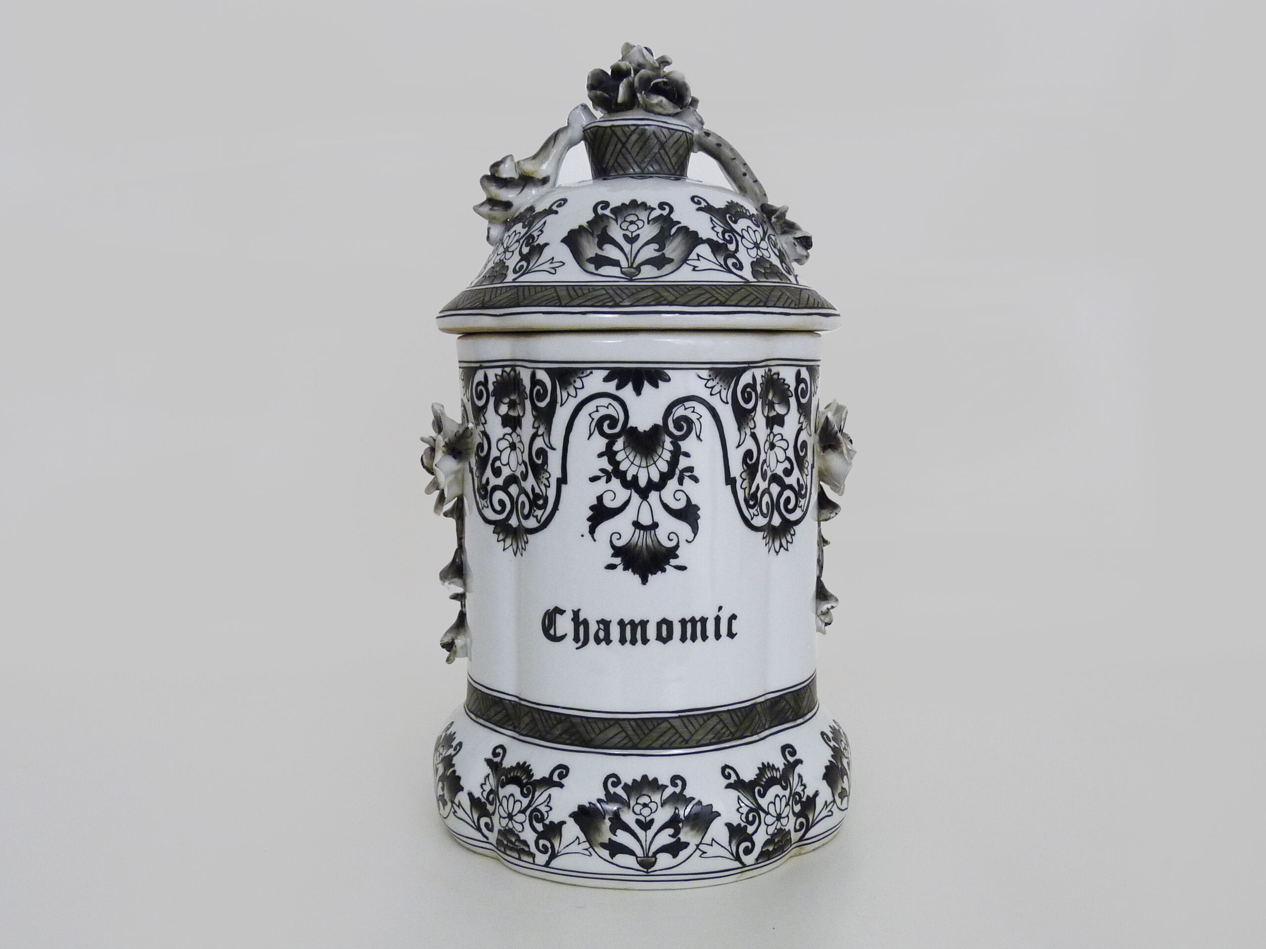 Chasonic porcelain medicine jar, hand painted. XIXth