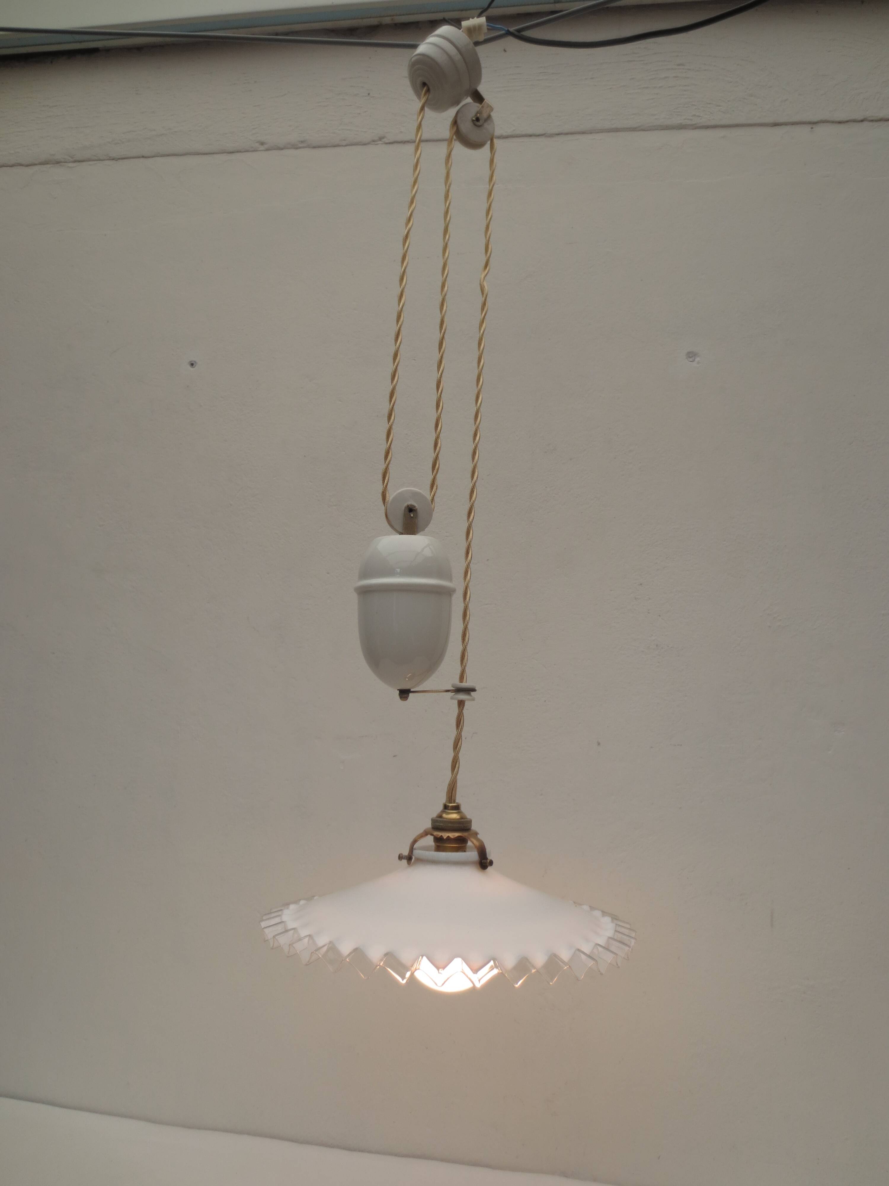 Old suspension, said rises and falls with serrated white opaline
