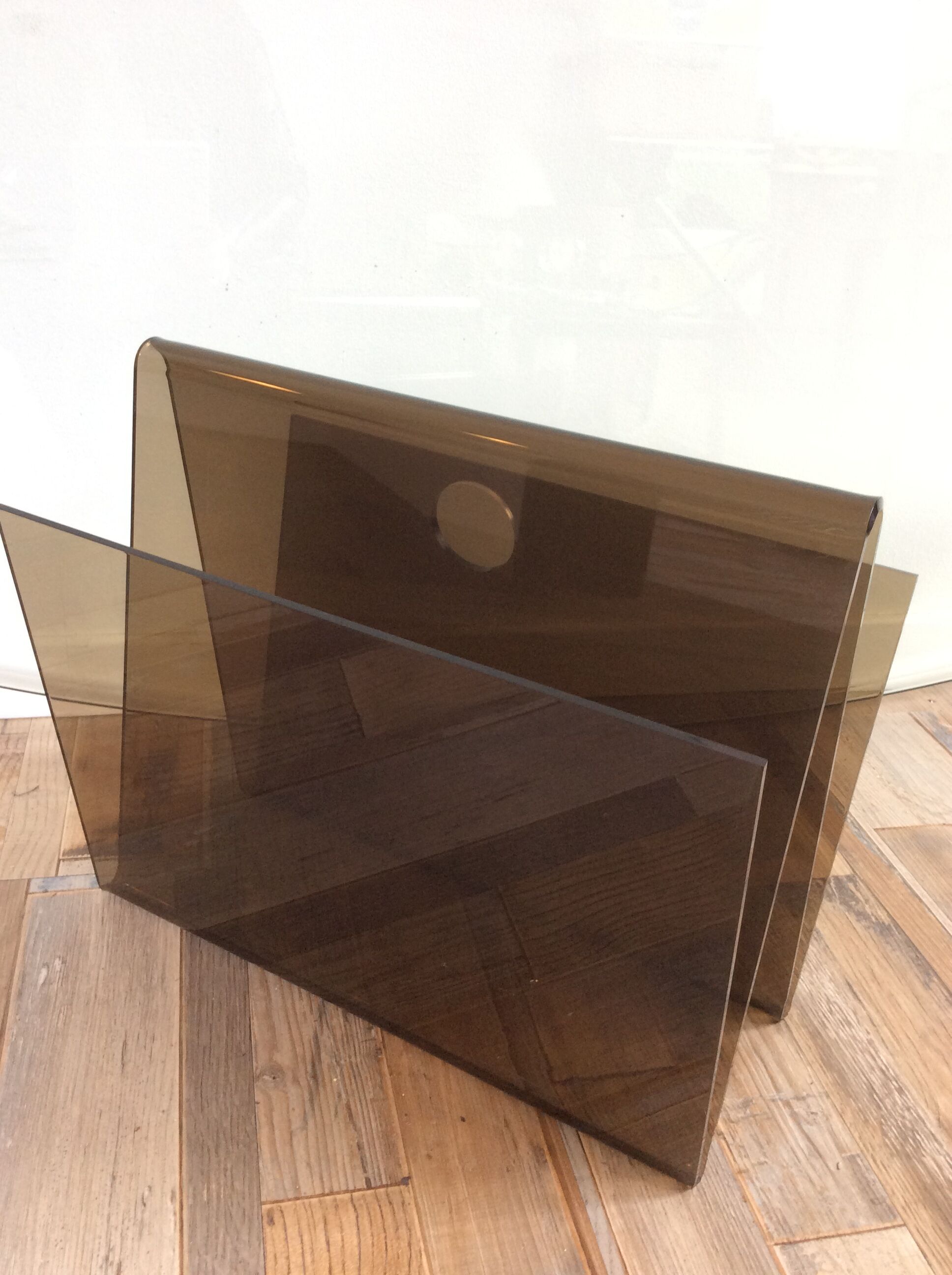 Review holder of the 70s in smoked plexiglass