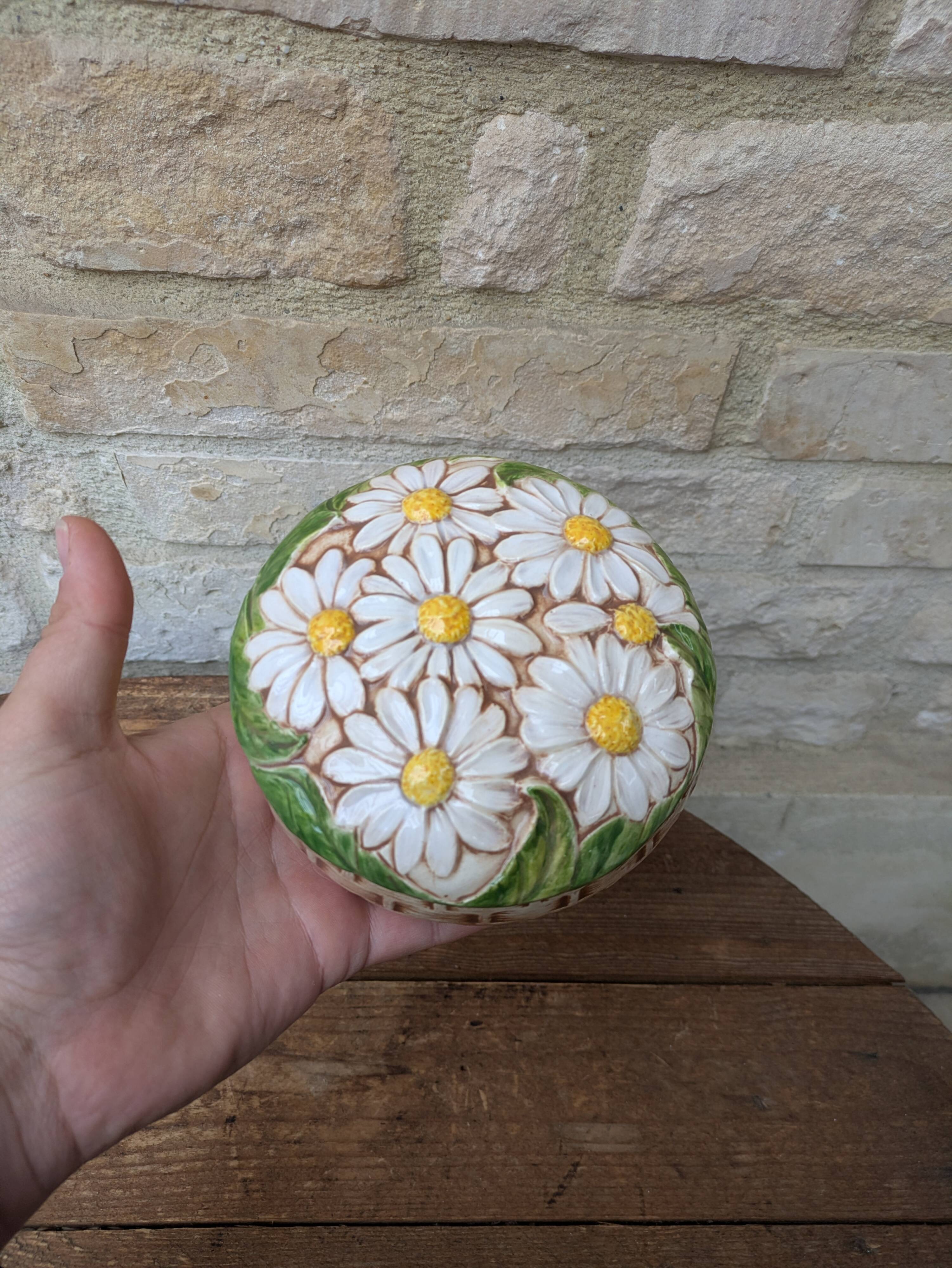 Boite ronde avec couvercle en barbotine à décor de marguerite Holland Mold