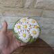 Boite ronde avec couvercle en barbotine à décor de marguerite Holland Mold