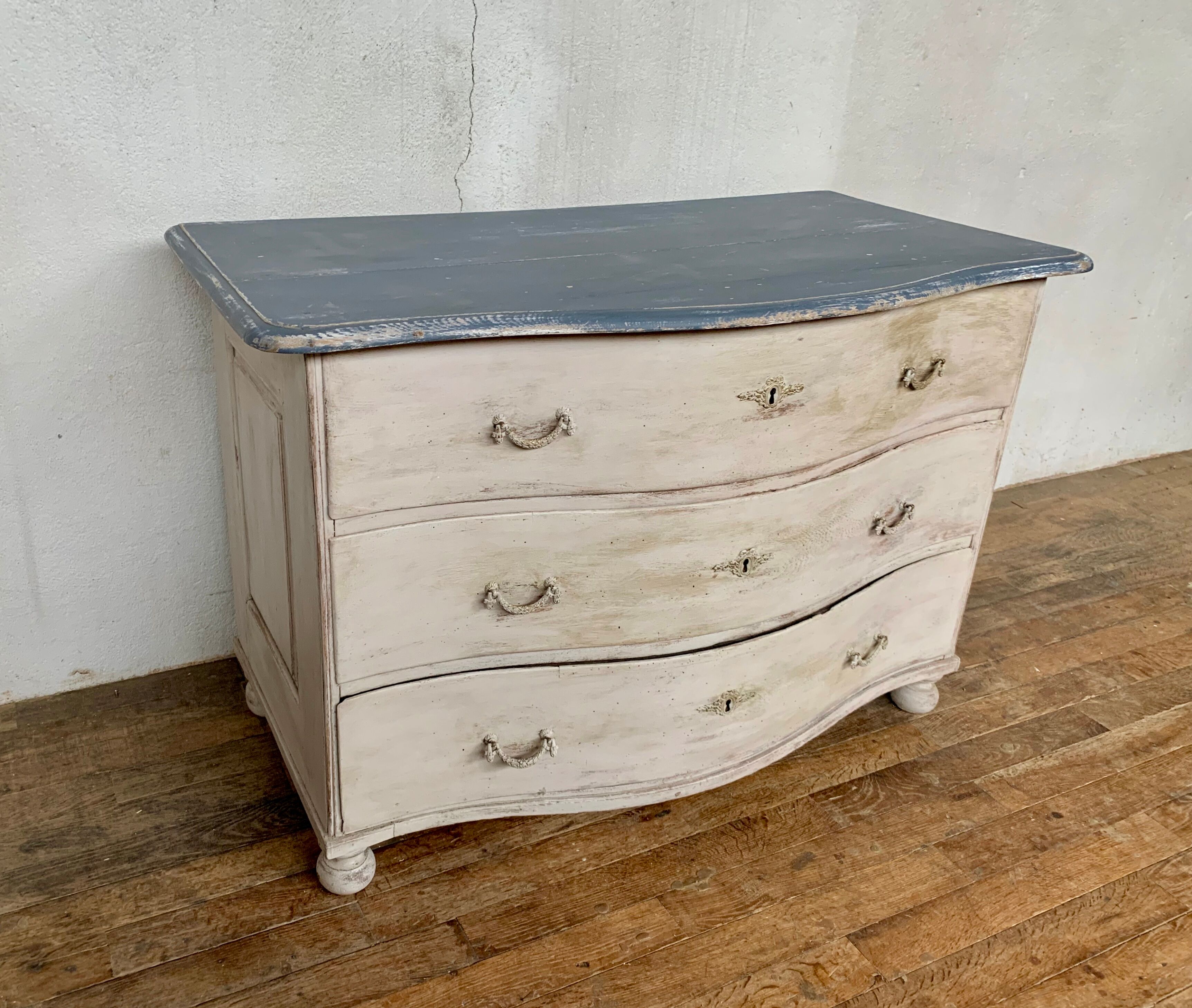 Curved chest of drawers in fine oak XVlllème