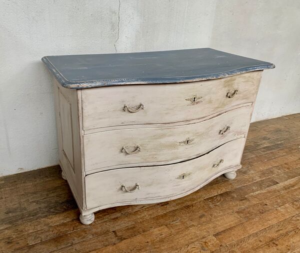 Commode galbée en chêne fin XVlllème