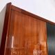 Armoire vintage italienne, noyer, bois cannelé, pieds en laiton années 1950.