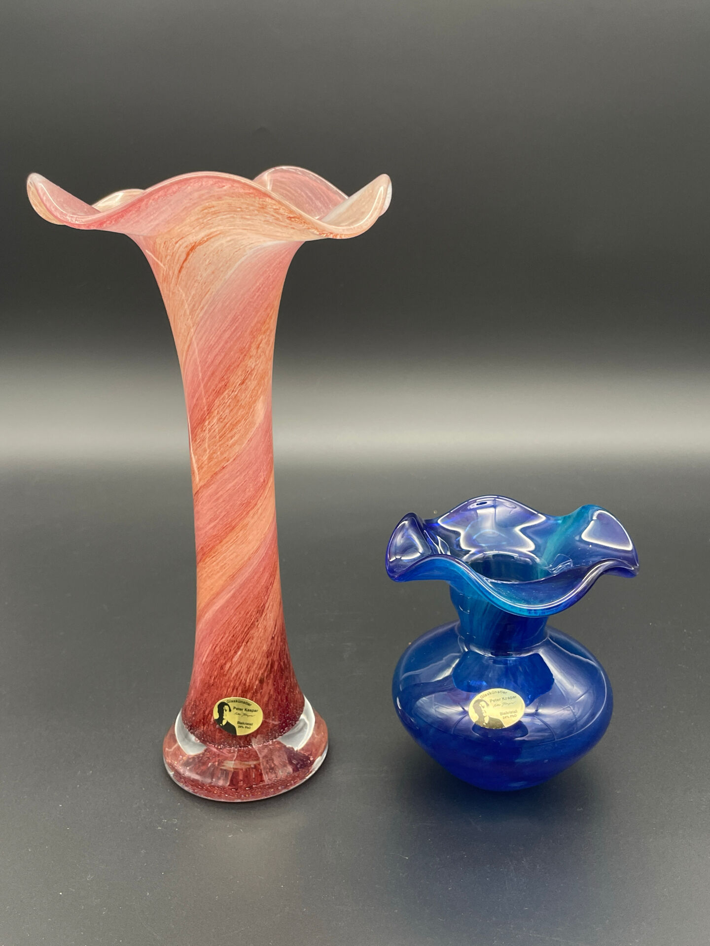 Vase Peter Kaspar en cristal bleu 24 % PbO à bord ondulé