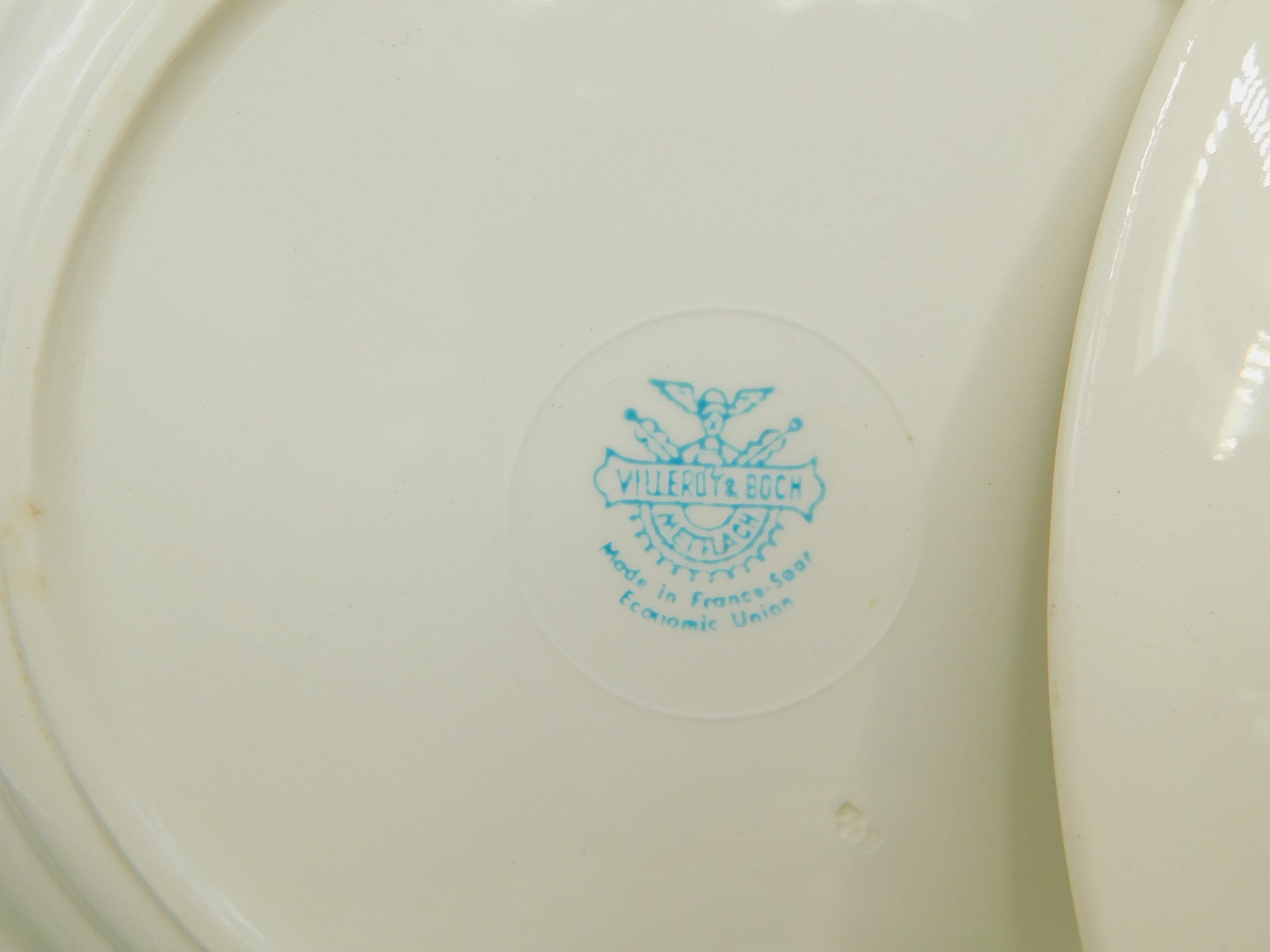 8 flat plates Villeroy - Boch Mettlach - Cream and Gold.