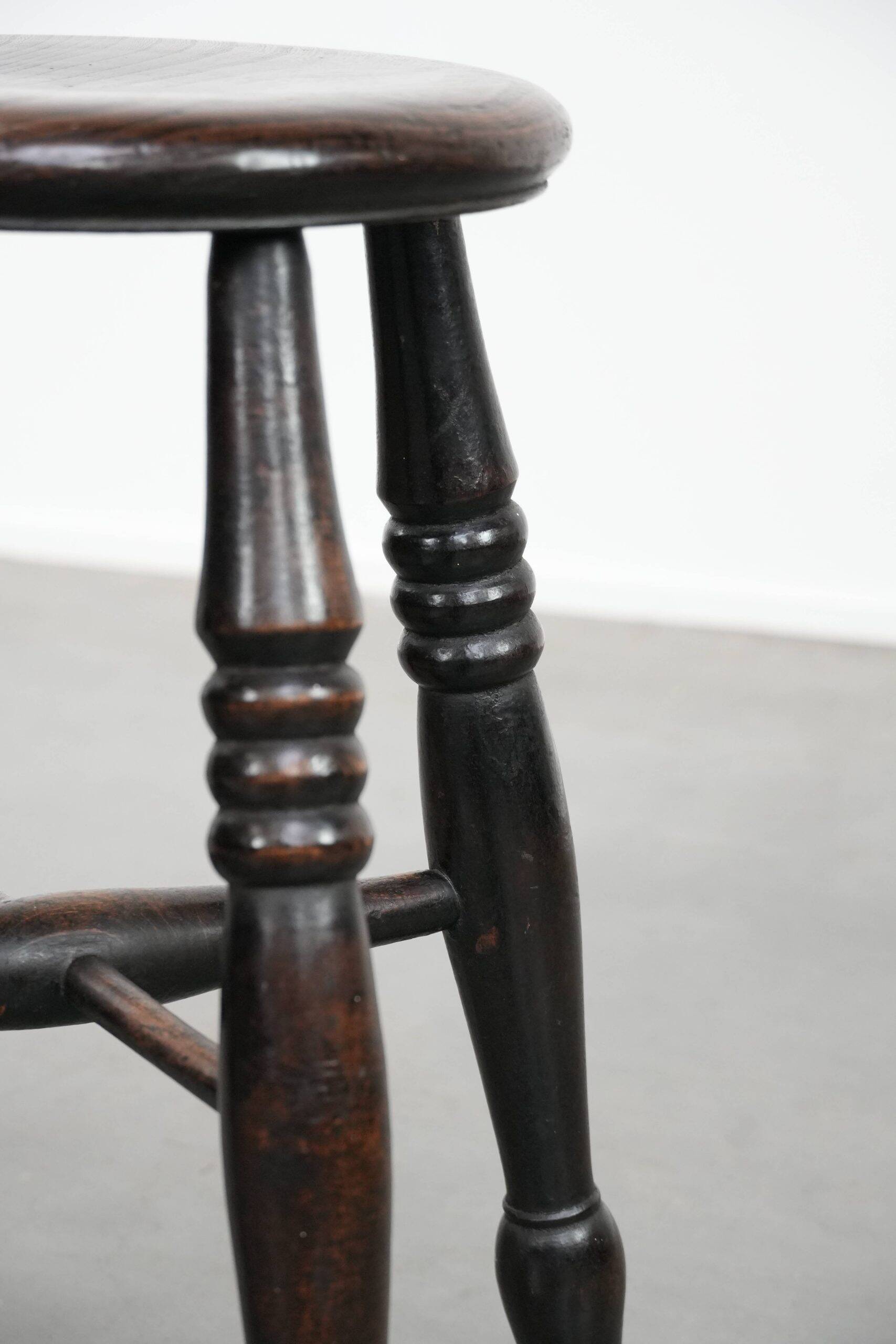 Tabouret Windsor antique anglais du XVIIIe siècle avec du caractère.