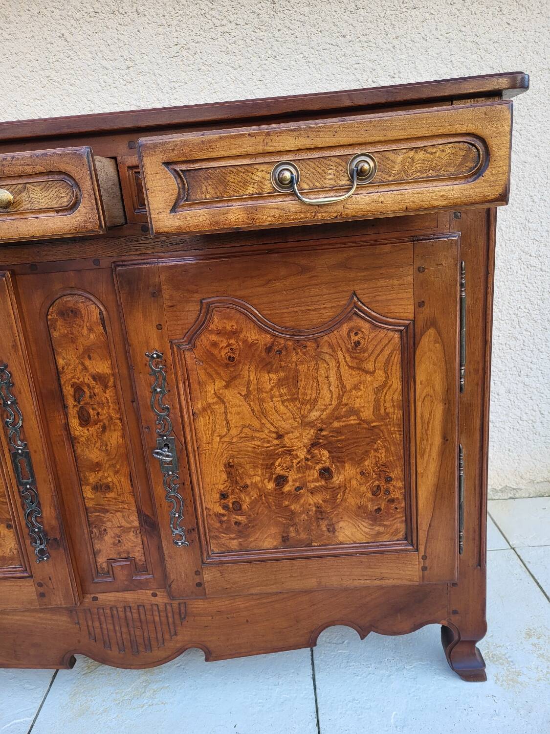 Buffet en merisier deux portes trois tiroirs